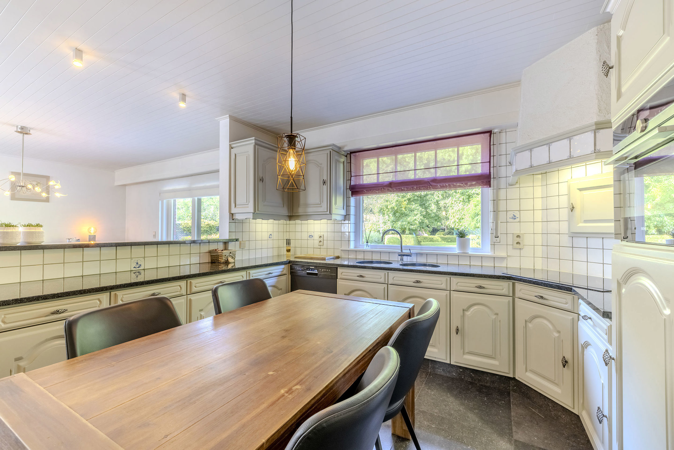 Instapklare woning op 1.440 m² in centrum Oostmalle!