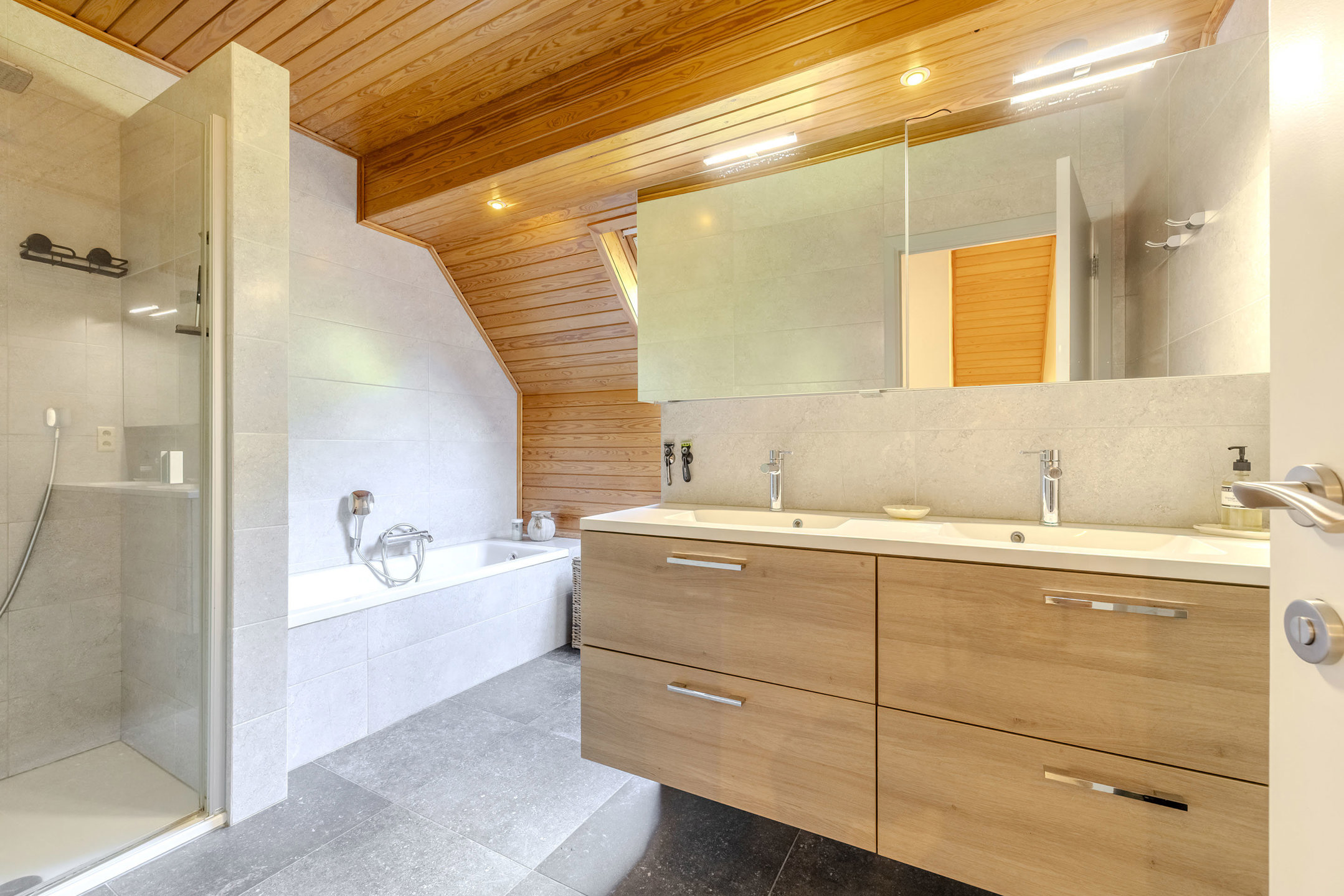 Instapklare woning op 1.440 m² in centrum Oostmalle!