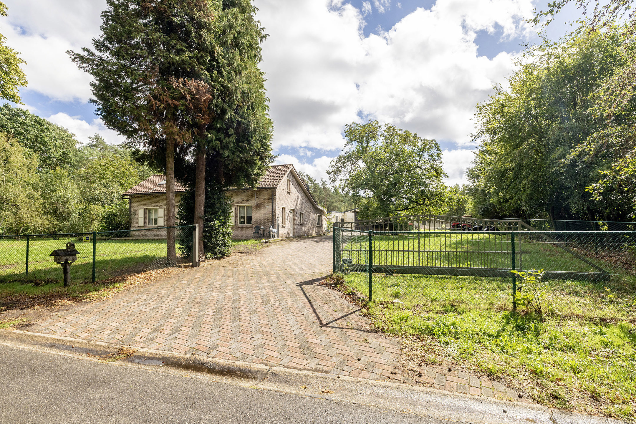 Ruime woning met vergunde loods 660 m² in Herentals!