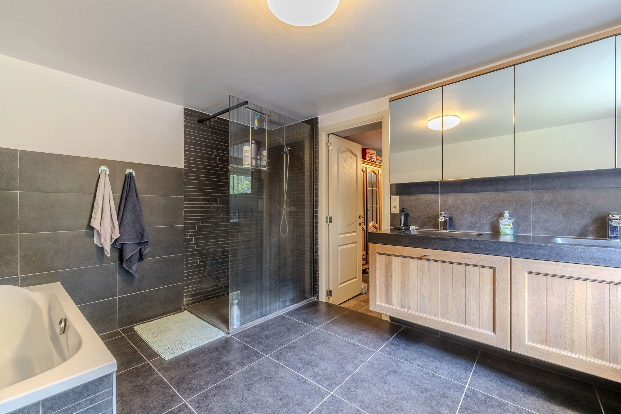 Ruime woning met vergunde loods 660 m² in Herentals!