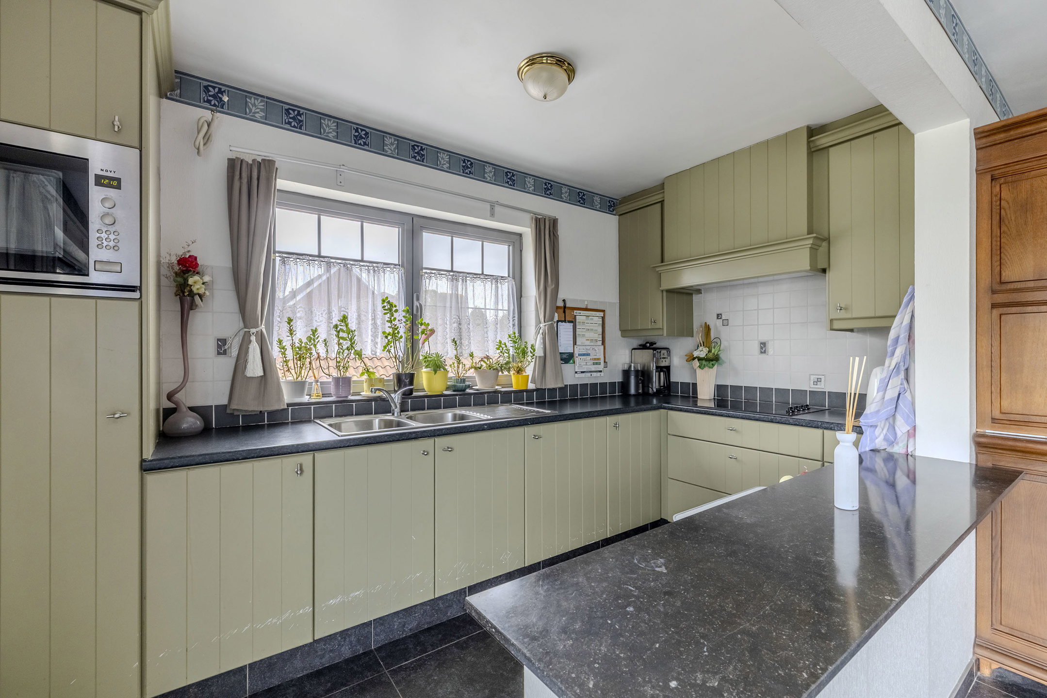 Verhuurd appartement met ruim terras, 2 slaapkamers & garage