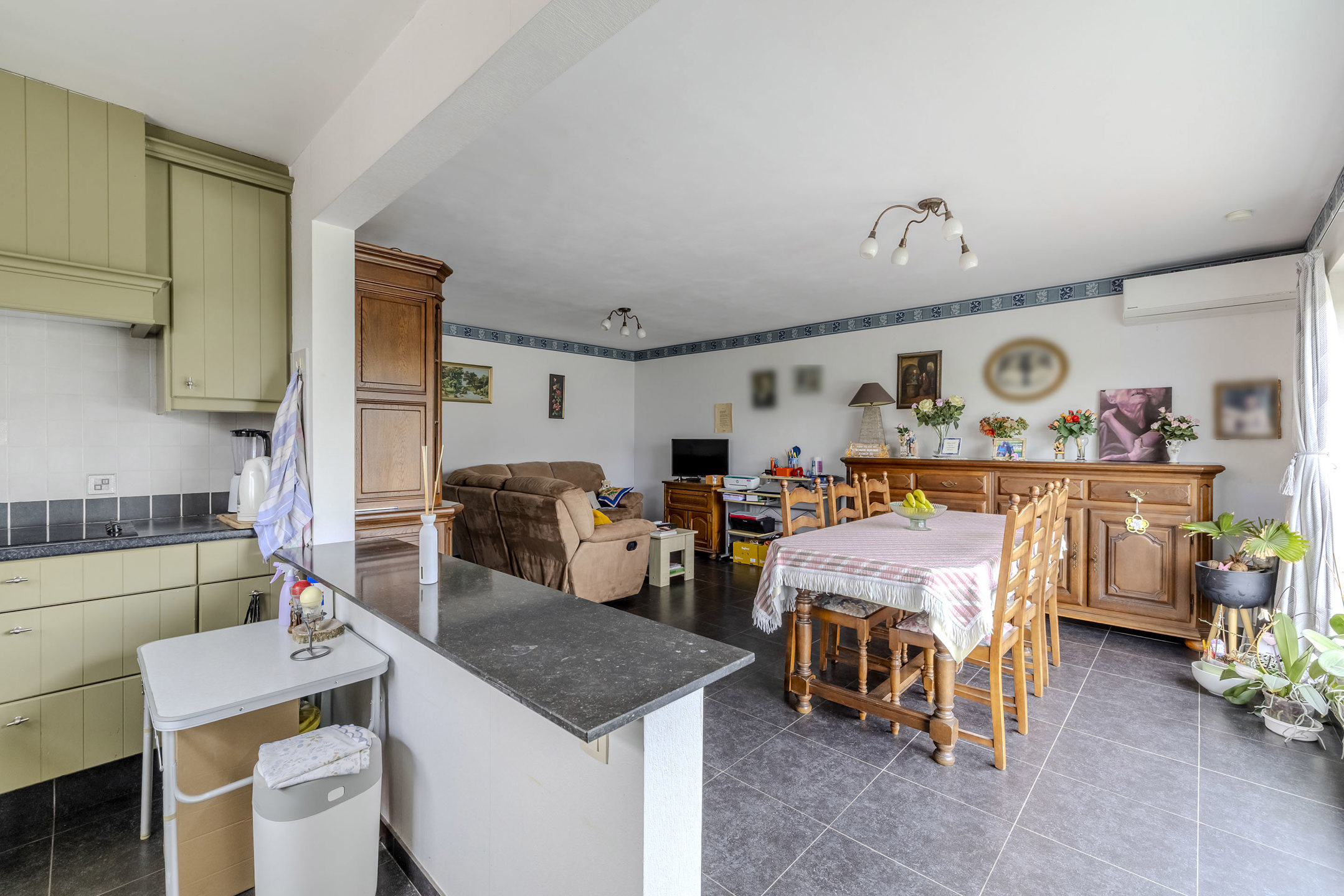 Verhuurd appartement met ruim terras, 2 slaapkamers & garage