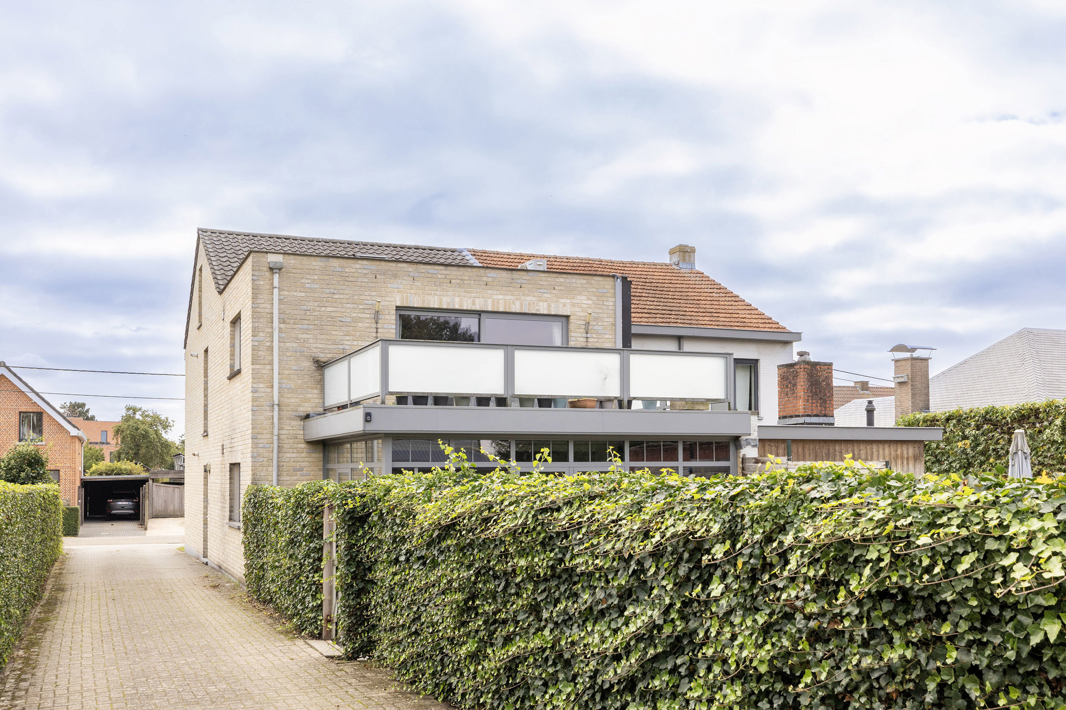 Verhuurd appartement met ruim terras, 2 slaapkamers & garage
