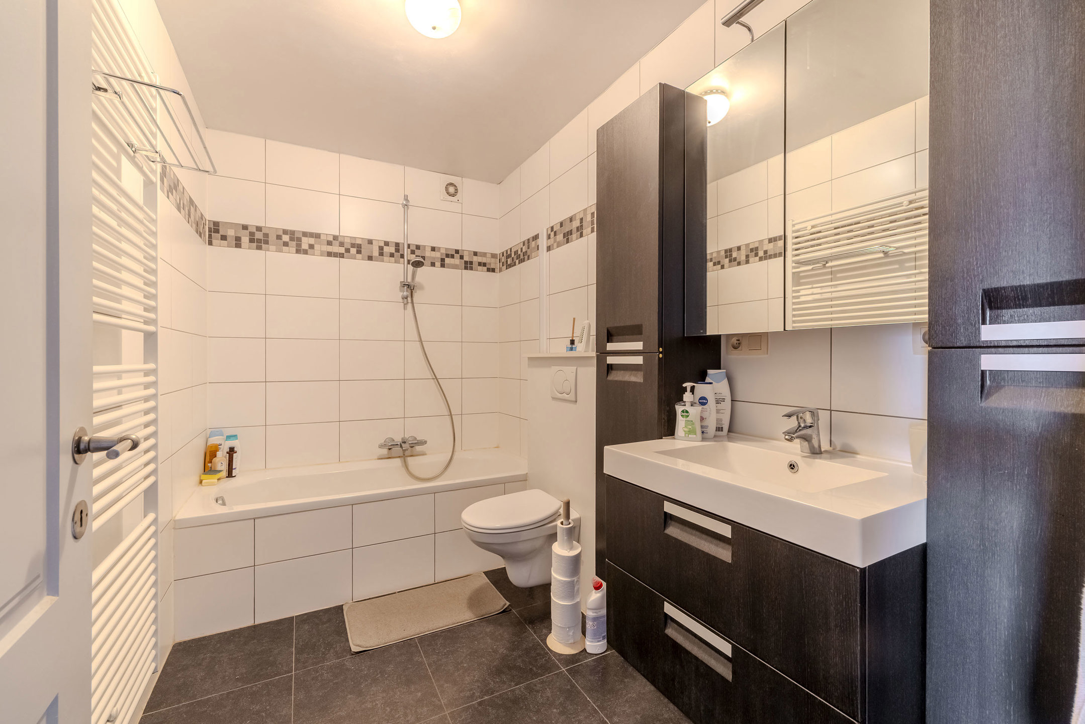Verhuurd appartement met ruim terras, 2 slaapkamers & garage