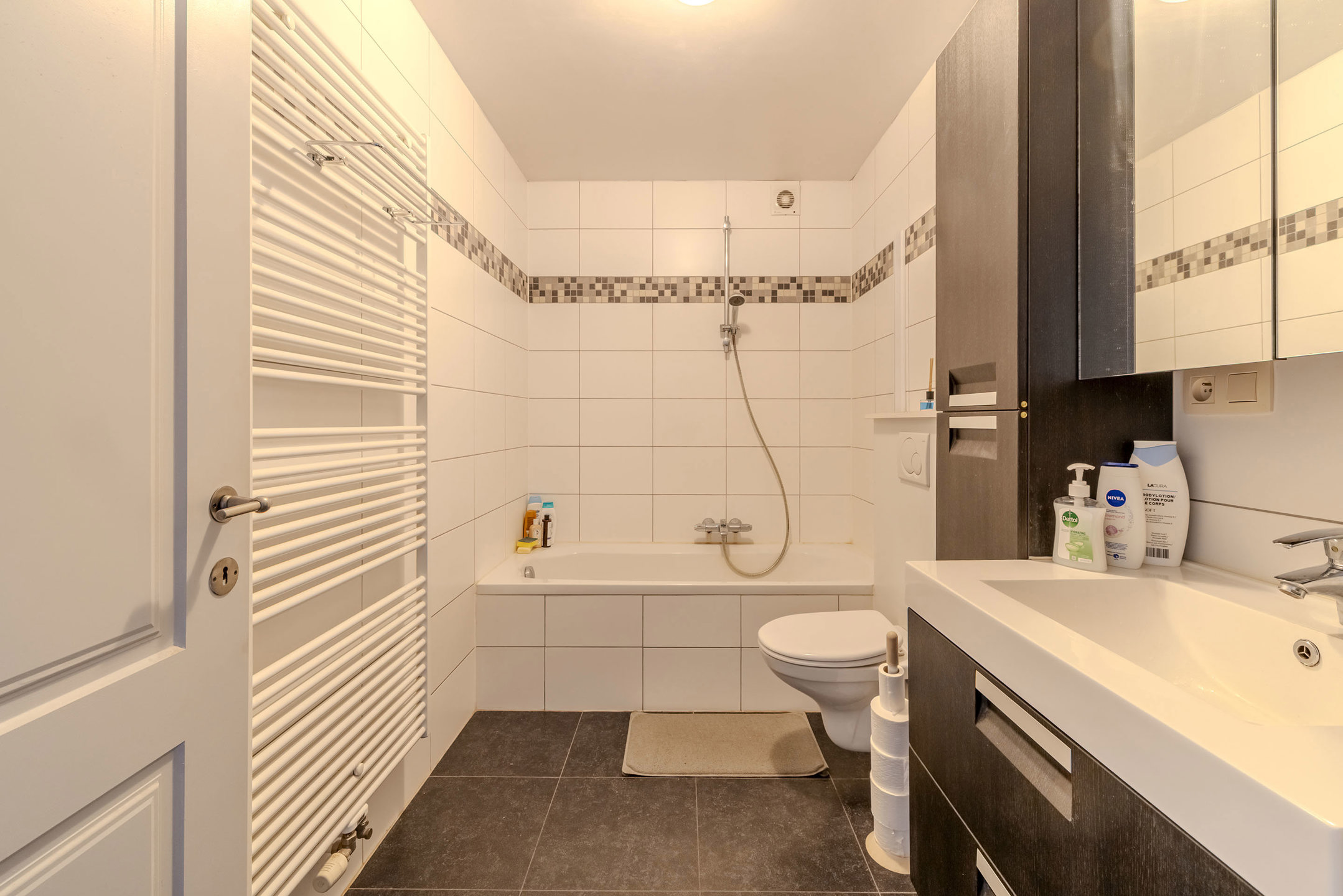 Verhuurd appartement met ruim terras, 2 slaapkamers & garage