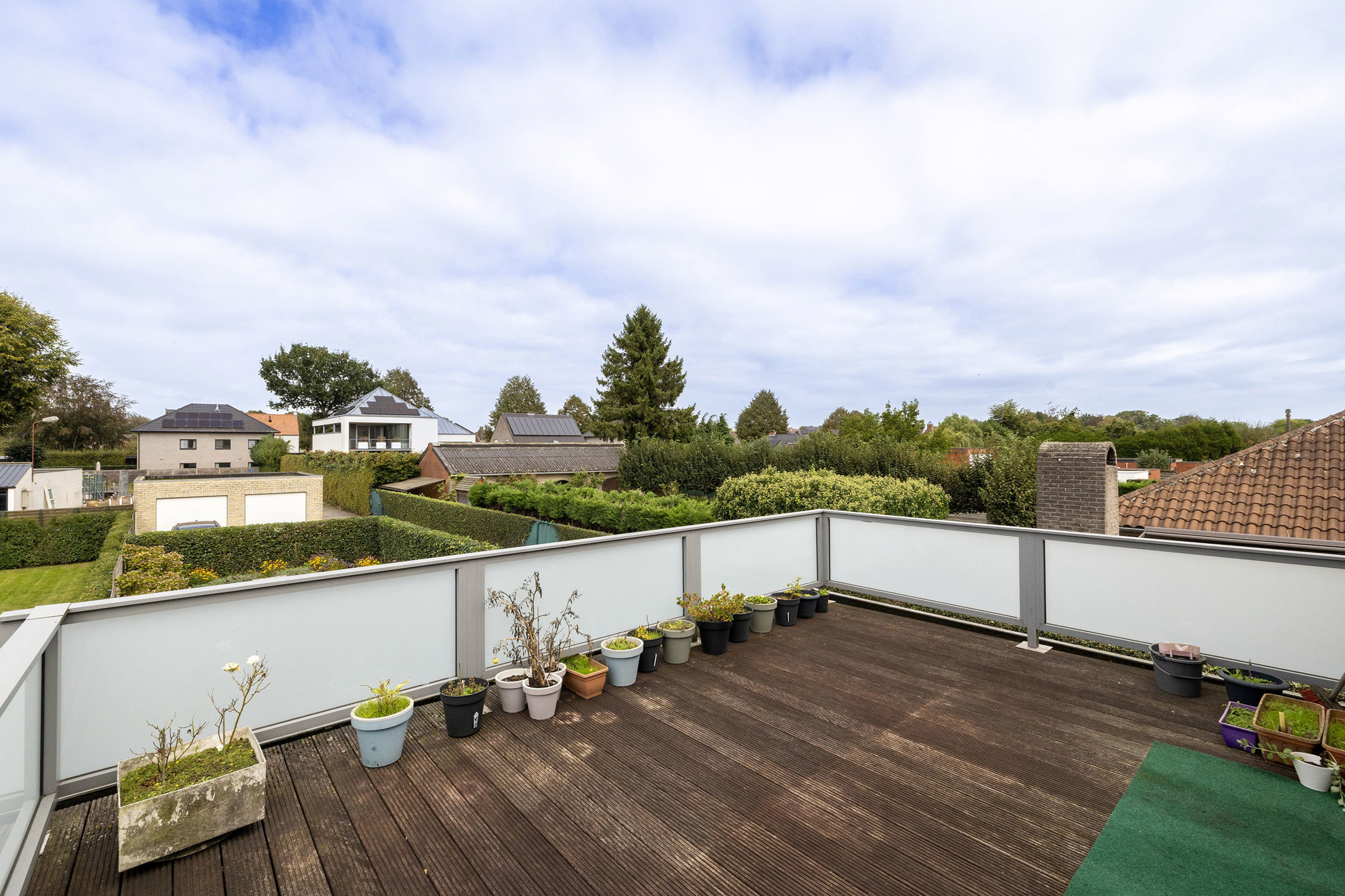 Verhuurd appartement met ruim terras, 2 slaapkamers & garage