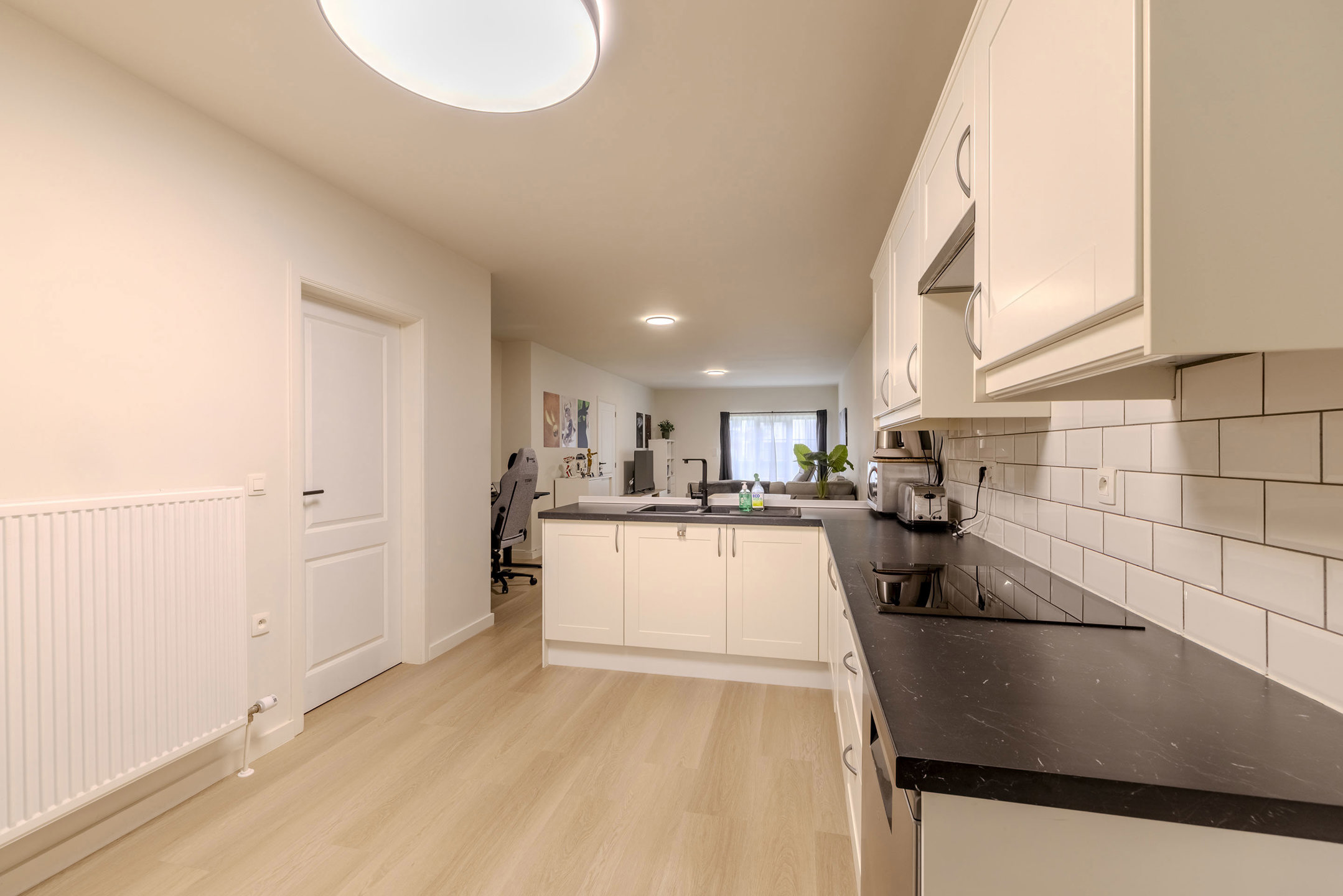 Gelijkvloers appartement met parking & tuin