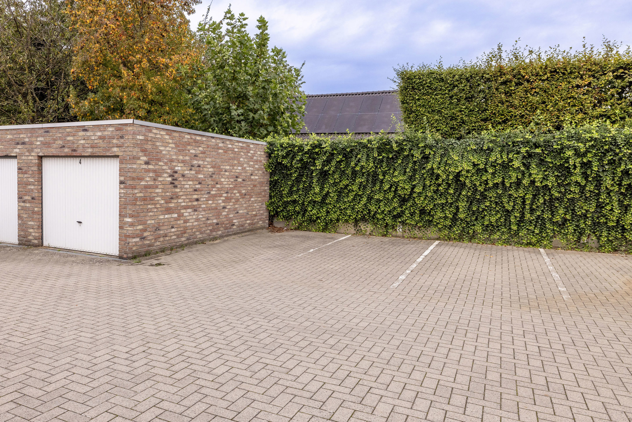 Gelijkvloers appartement met parking & tuin