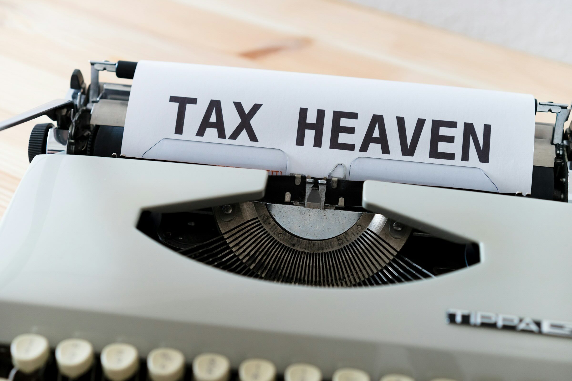 Schreibmaschine mit einem Papier mit der Aufschrift "Tax Heaven"