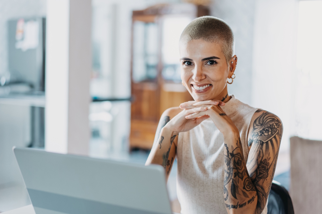 Frau am Schreibtisch mit Laptop