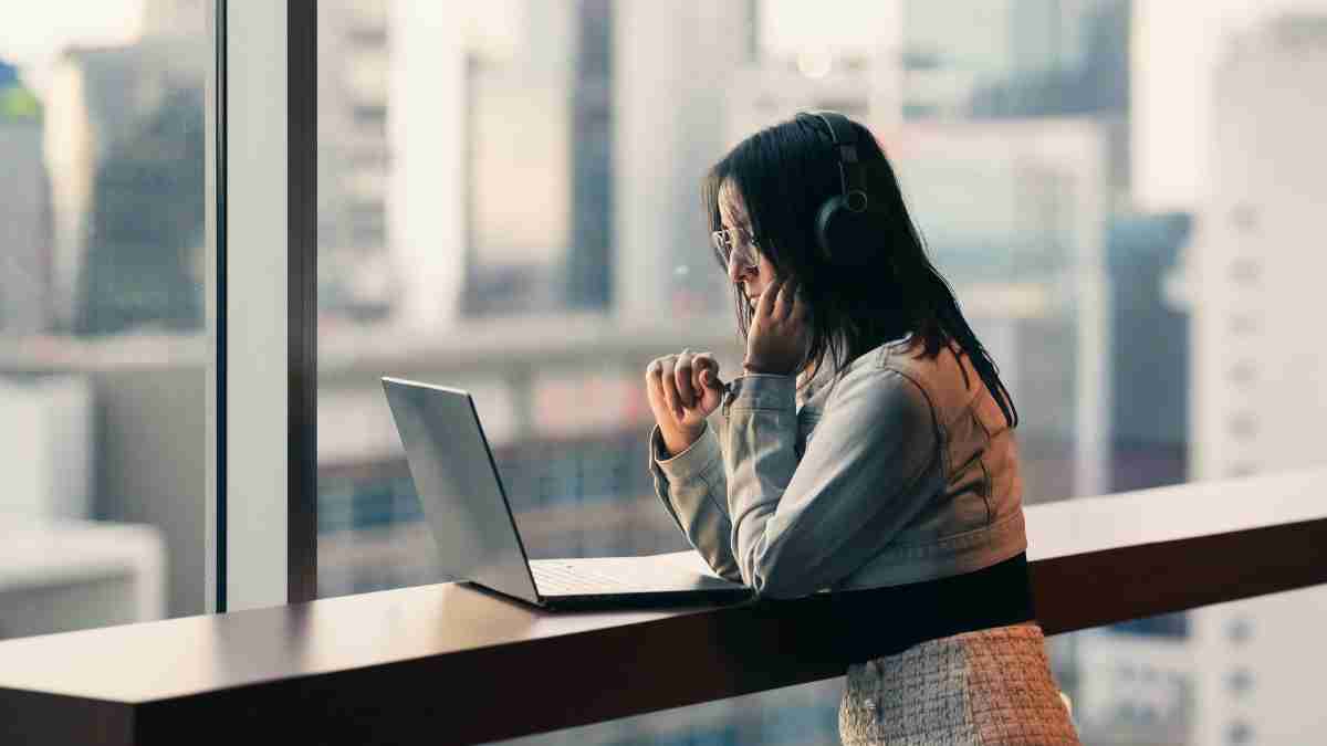 mujer trabajando en una oficina 