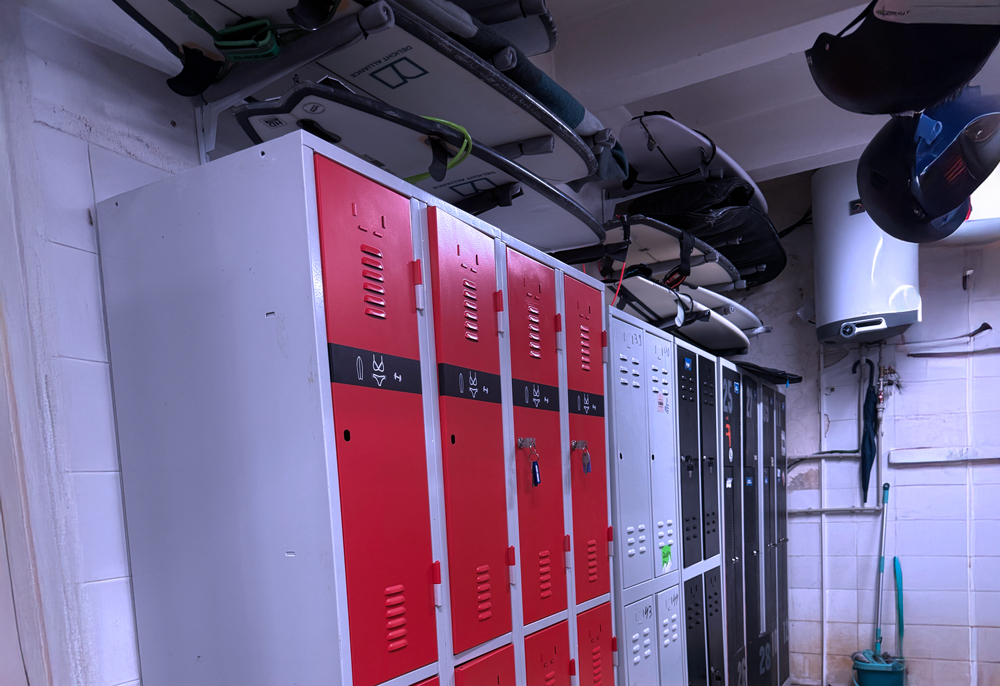 Gym Beam vybavení do tělocvičny, na čeném pozadí