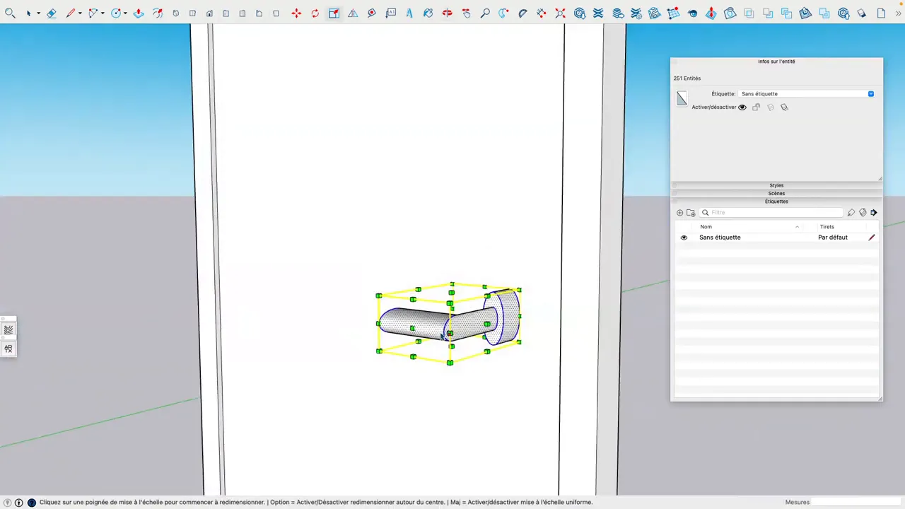 Poignée de porte centrée et sélectionnée dans SketchUp avec la boîte de mise à l'échelle active