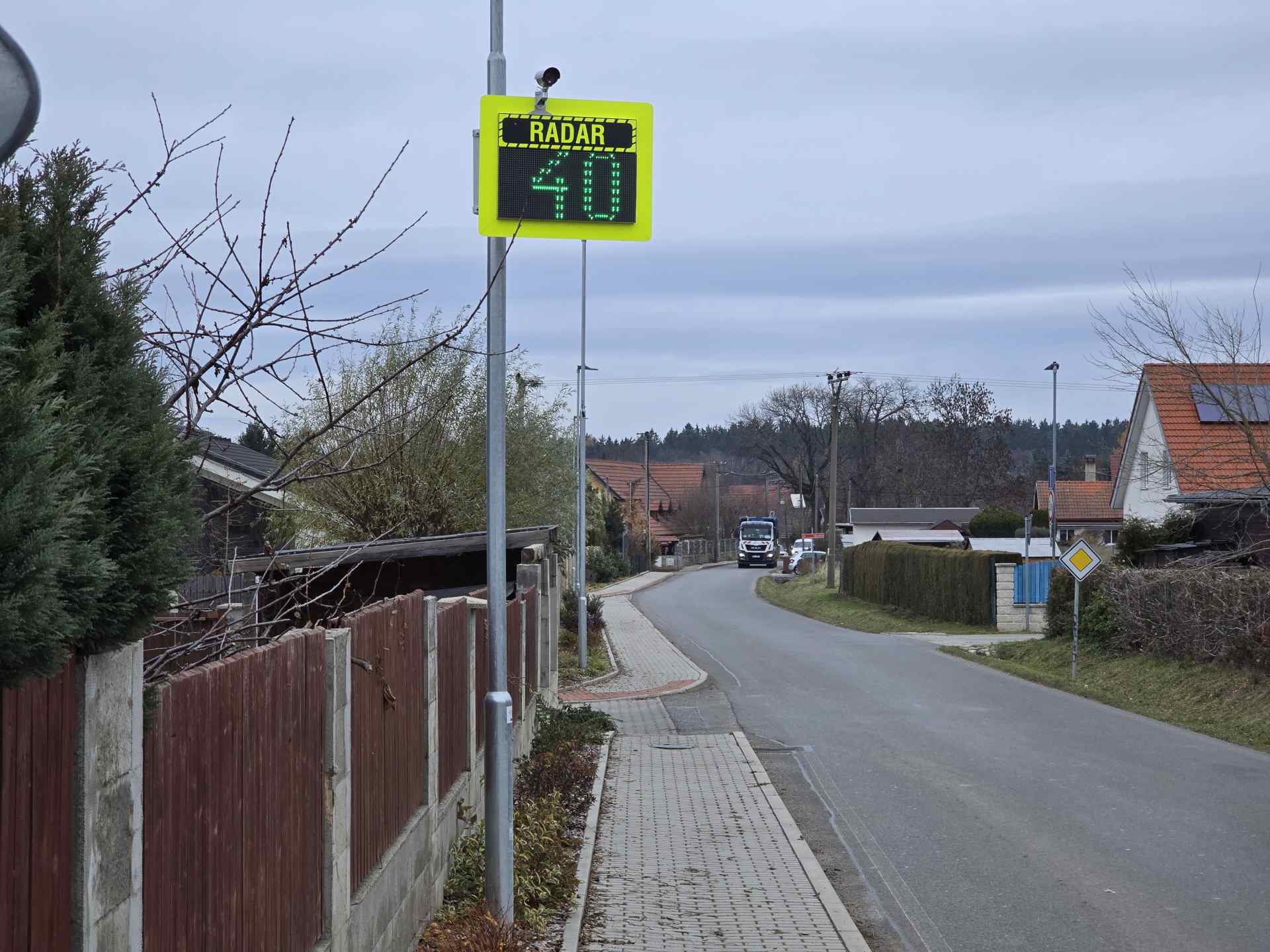 Zvyšujeme bezpečnost v obci Babice: Instalace informativních radarů 