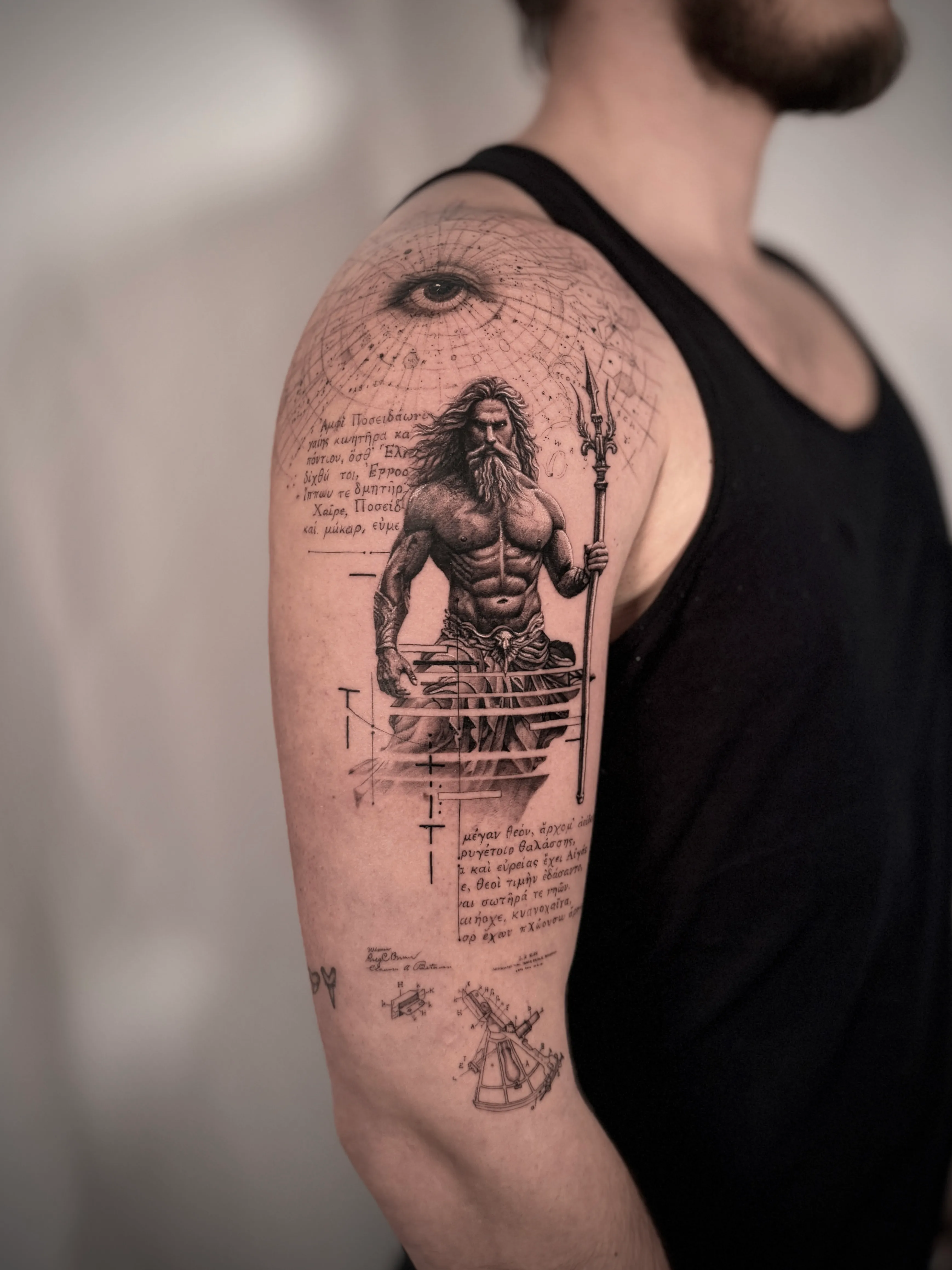 Tattoo eines muskulösen Poseidon mit Dreizack, umgeben von griechischem Text, geometrischen Linien und einem Beobachtungsinstrument auf dem Oberarm eines Mannes.