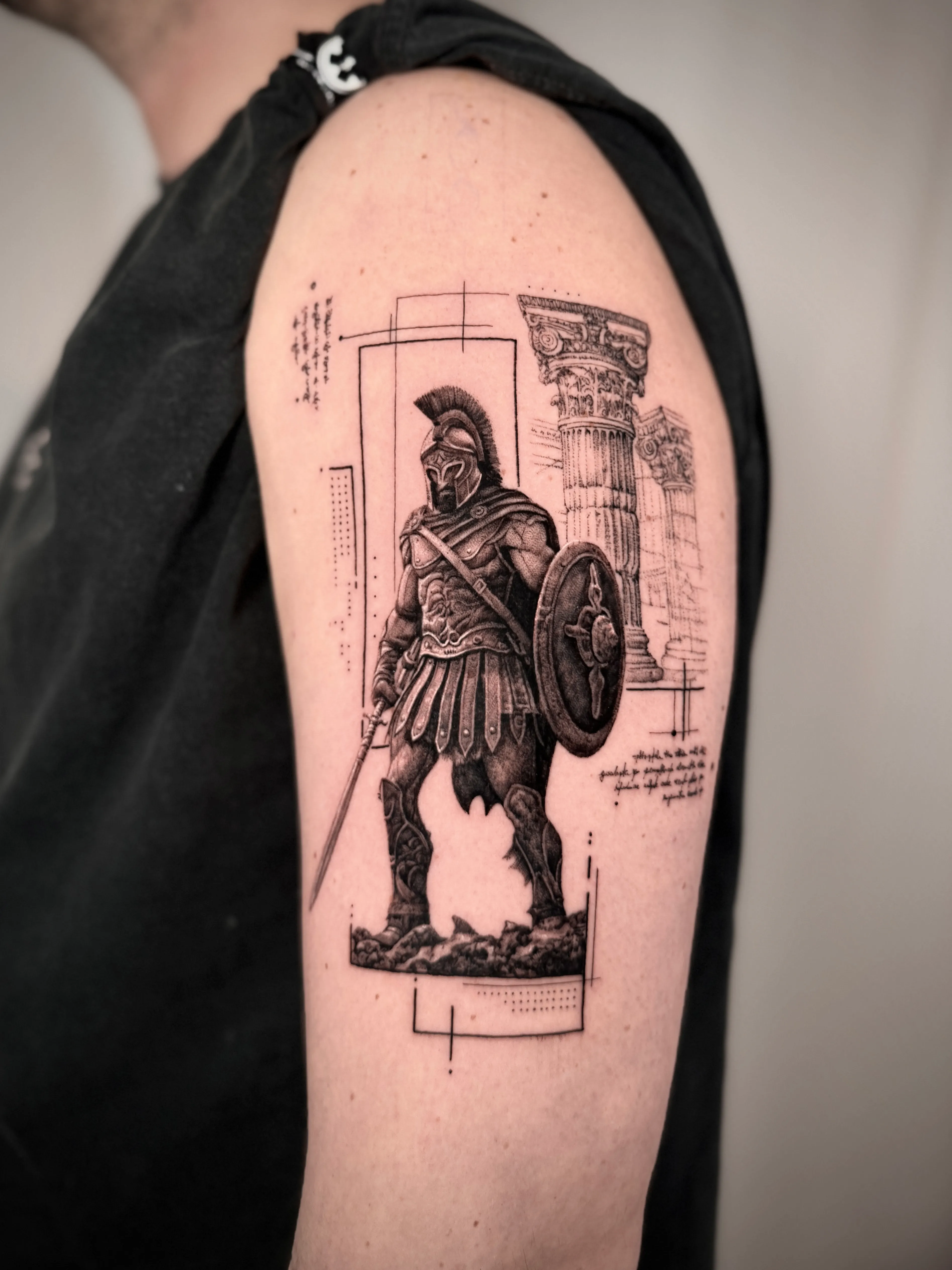 Schwarz-weißer Tätowierungsentwurf eines antiken griechischen Kriegers mit Helm, Schild und Schwert vor korinthischen Säulen.