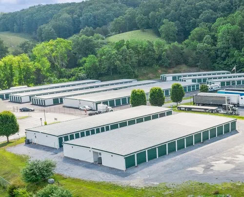 A Bolt Storage Facility in Abingdon, VA: Secure and welcoming self-storage with well-maintained facilities and roomy storage units reliable and convenient for your belongings.