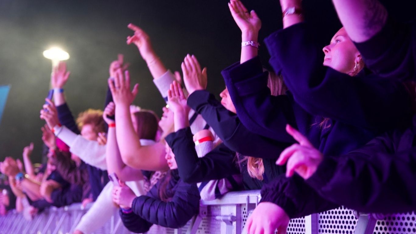 Et bilde av en blid festdeltaker som vil ha deg som frivilling under Kolvereiddagene.