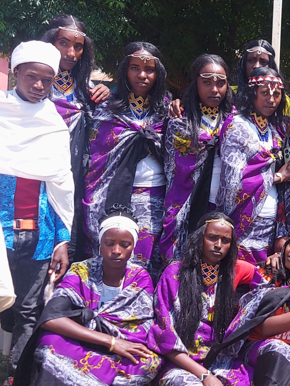 Schülerinnen der Dhadim Catholic School in Äthiopien in traditionellen Kostümen vor einer Theateraufführung. Das Schulprojekt verbindet Bildung, Kultur und Ausdrucksförderung für Jugendliche in der Region Yabello.