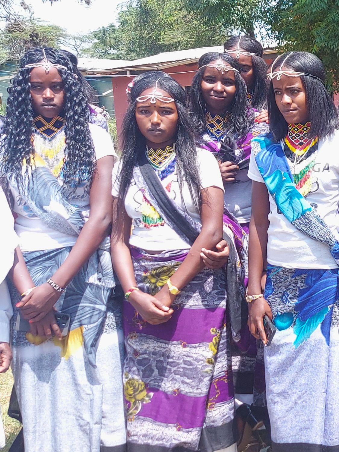 Theatergruppe der Dhadim Catholic School in Äthiopien bei der Vorbereitung einer Aufführung. Durch kreative Projekte wie das Schultheater gewinnen Jugendliche Selbstvertrauen und Freude am Lernen.