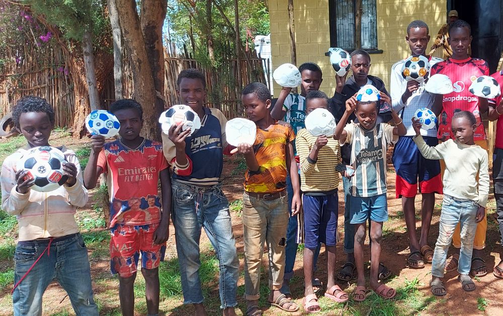 Kinder der Dhadim Catholic School in Äthiopien freuen sich über neue Fussbälle. Sport und Bewegung fördern Teamgeist, Konzentration und soziale Entwicklung im Schulalltag.