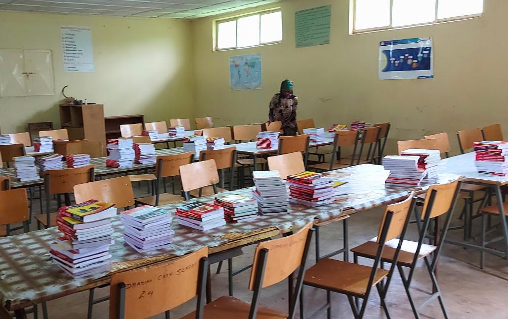 Unterrichtsraum der Dhadim Catholic School mit neuen Schulbüchern und Lernmaterialien. Das Projekt fördert Bildung, Ausstattung und Chancengleichheit für Kinder in Äthiopien.