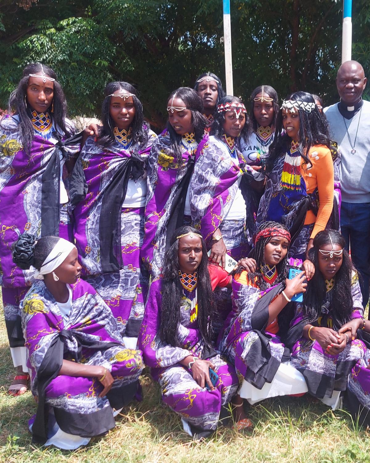 Schülerinnen der Dhadim Catholic School in Äthiopien in traditionellen Kostümen vor einer Theateraufführung. Das Schulprojekt verbindet Bildung, Kultur und Ausdrucksförderung für Jugendliche in der Region Yabello.