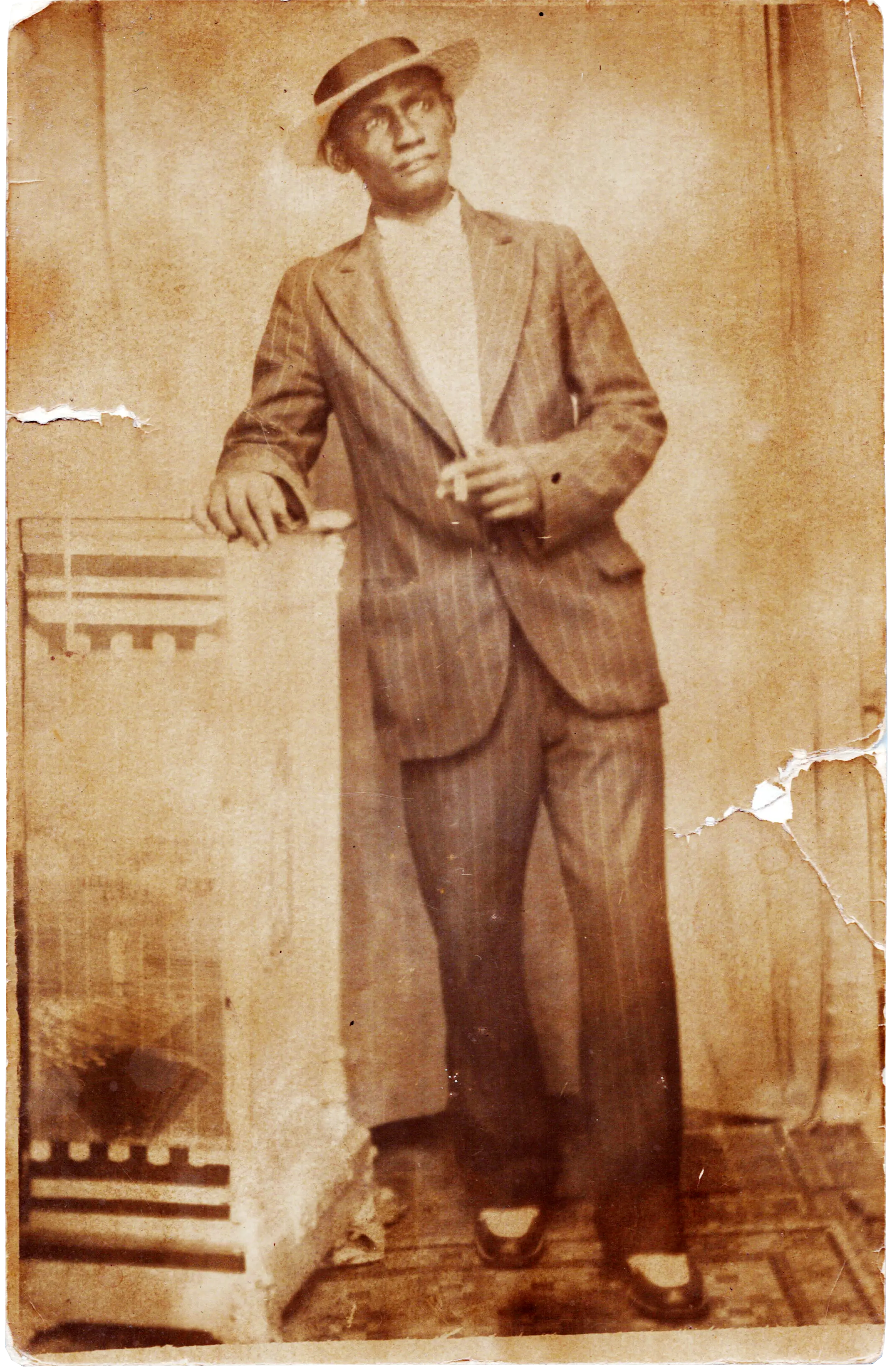 Luis Rivera Esquilín, papá de Ismael Rivera Rivera, posando como todo un dandi. 1931. Fuente: Archivo de la Fundación Ismael Rivera.
