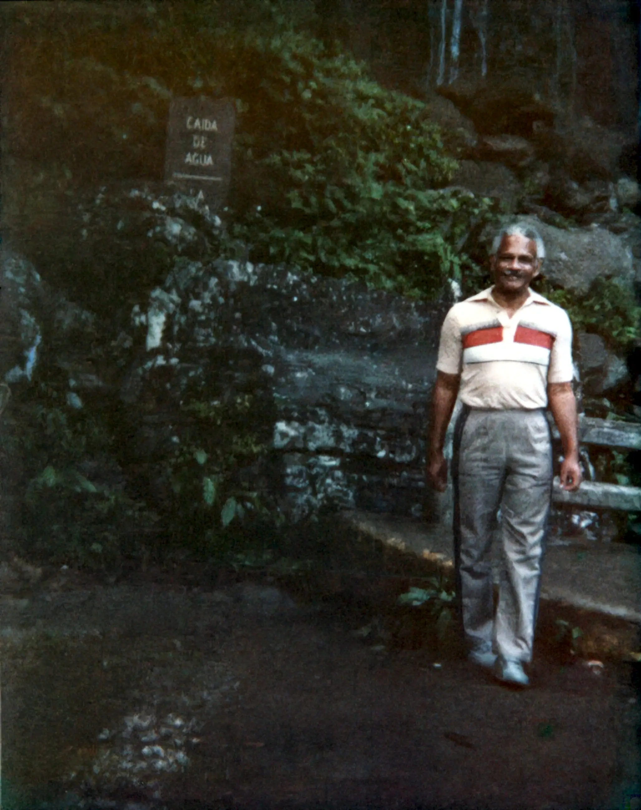 Ismael con su ropa tan característica. Marzo de 1984. Fuente: Archivo de la Fundación Ismael Rivera.