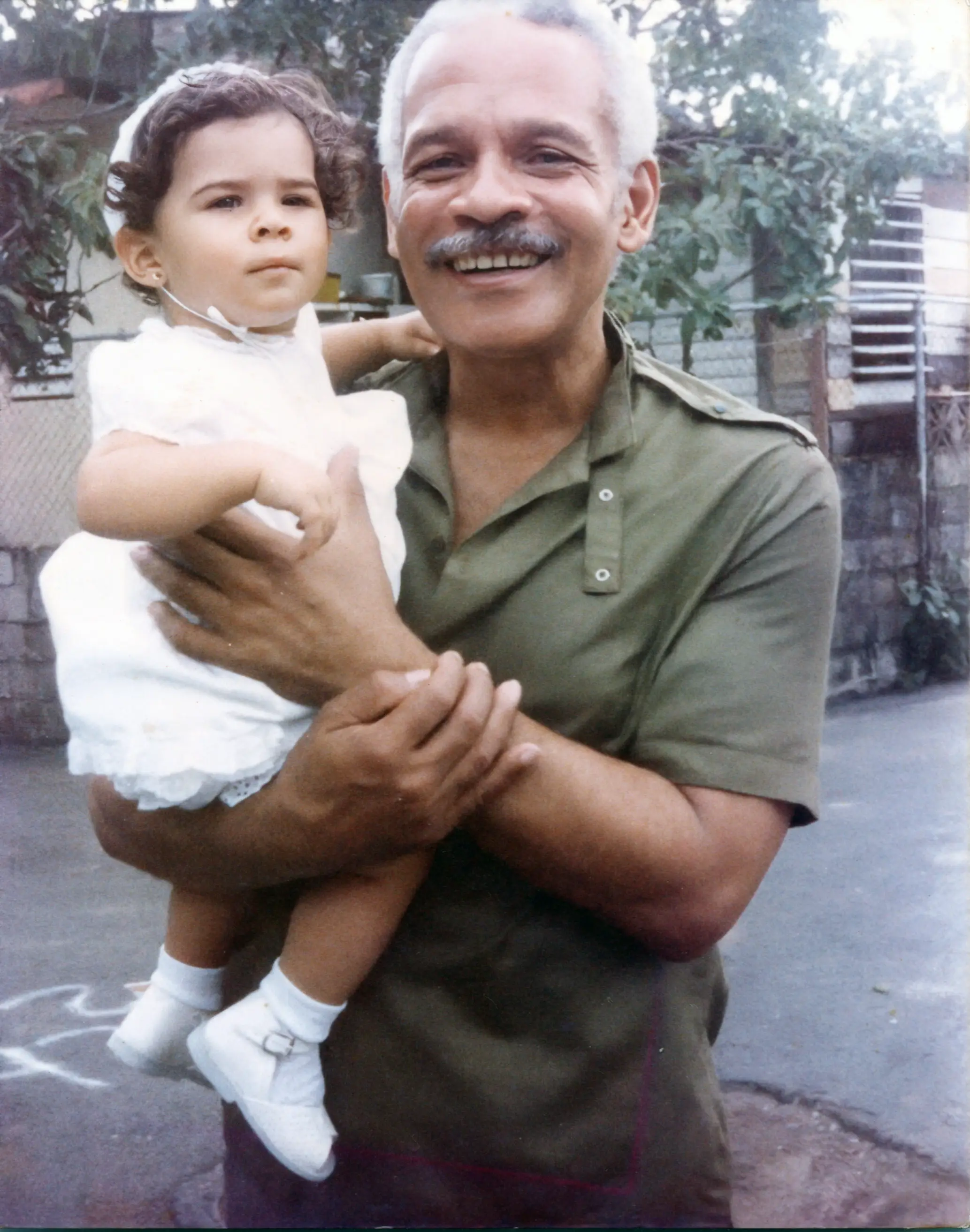 Ismael con su nieta Jessalyn Rivera en el callejón Concordia #2003 con la calle Calma. 1983. Fuente: Archivo de la Fundación Ismael Rivera.