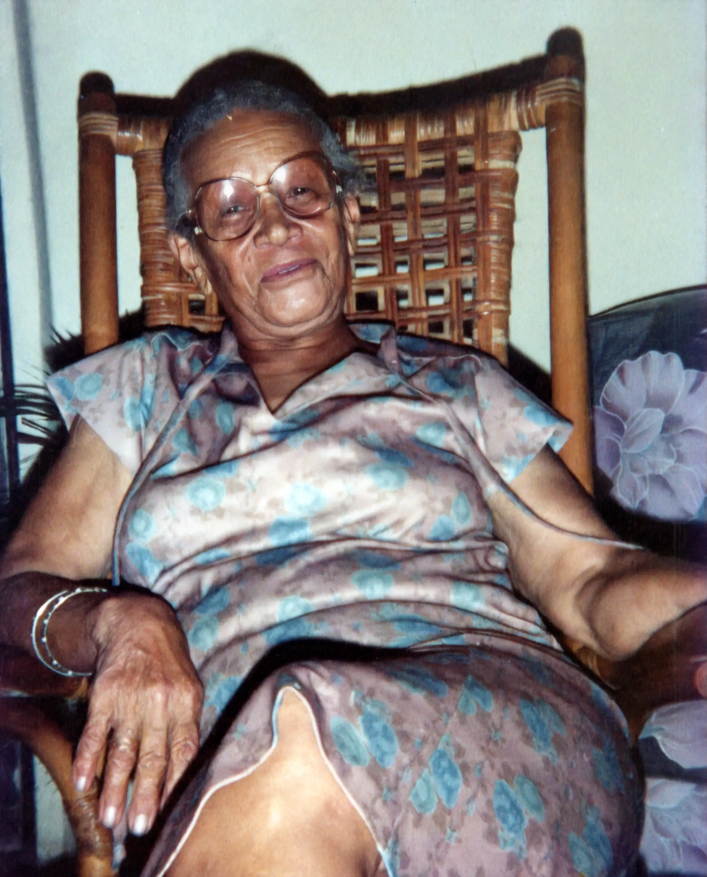 Doña Margot en su clásico sillón en la casa en la calle Calma. Circa 1980s. Fuente: Archivo de la Fundación Ismael Rivera.