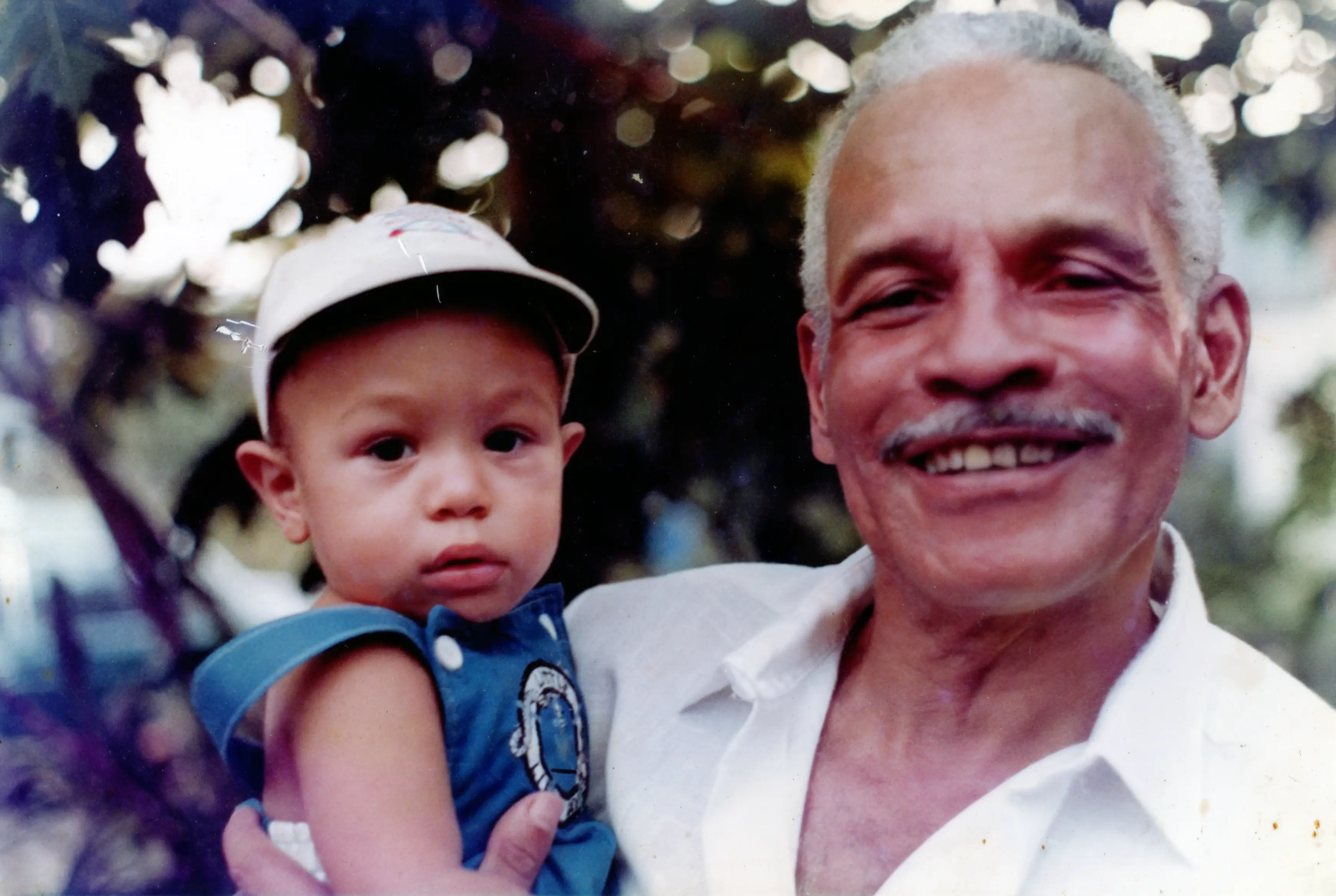 Ismael con su sobrino nieto Luis Manuel Bonet Rivera. 5 de octubre de 1986. Fuente: Archivo de la Fundación Ismael Rivera.