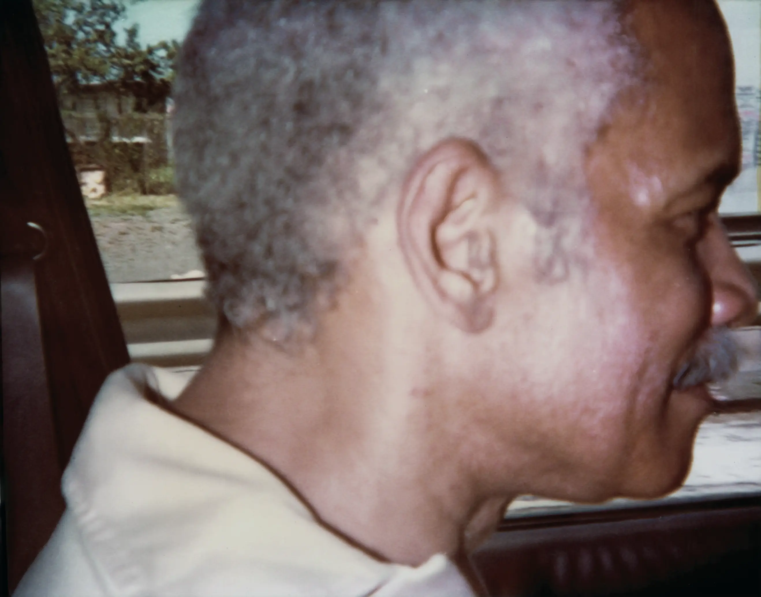 Ismael desde la intimidad del carro en las carreteras de Puerto Rico. Marzo 1984. Fuente: Archivo de la Fundación Ismael Rivera.