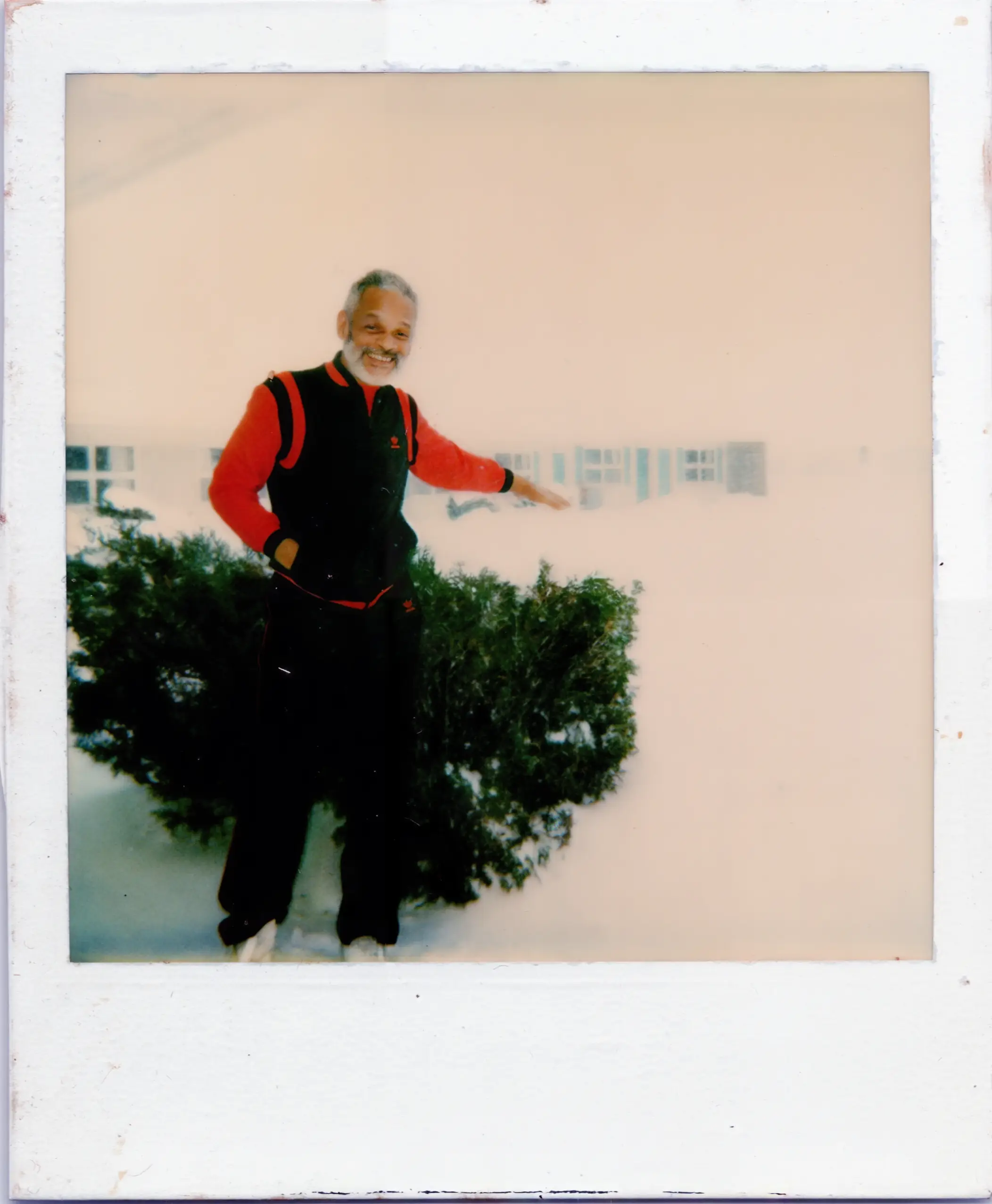 Foto Polaroid de Ismael viendo la nieve en Nueva York. Circa 1970s. Fuente: Archivo de la Fundación Ismael Rivera.