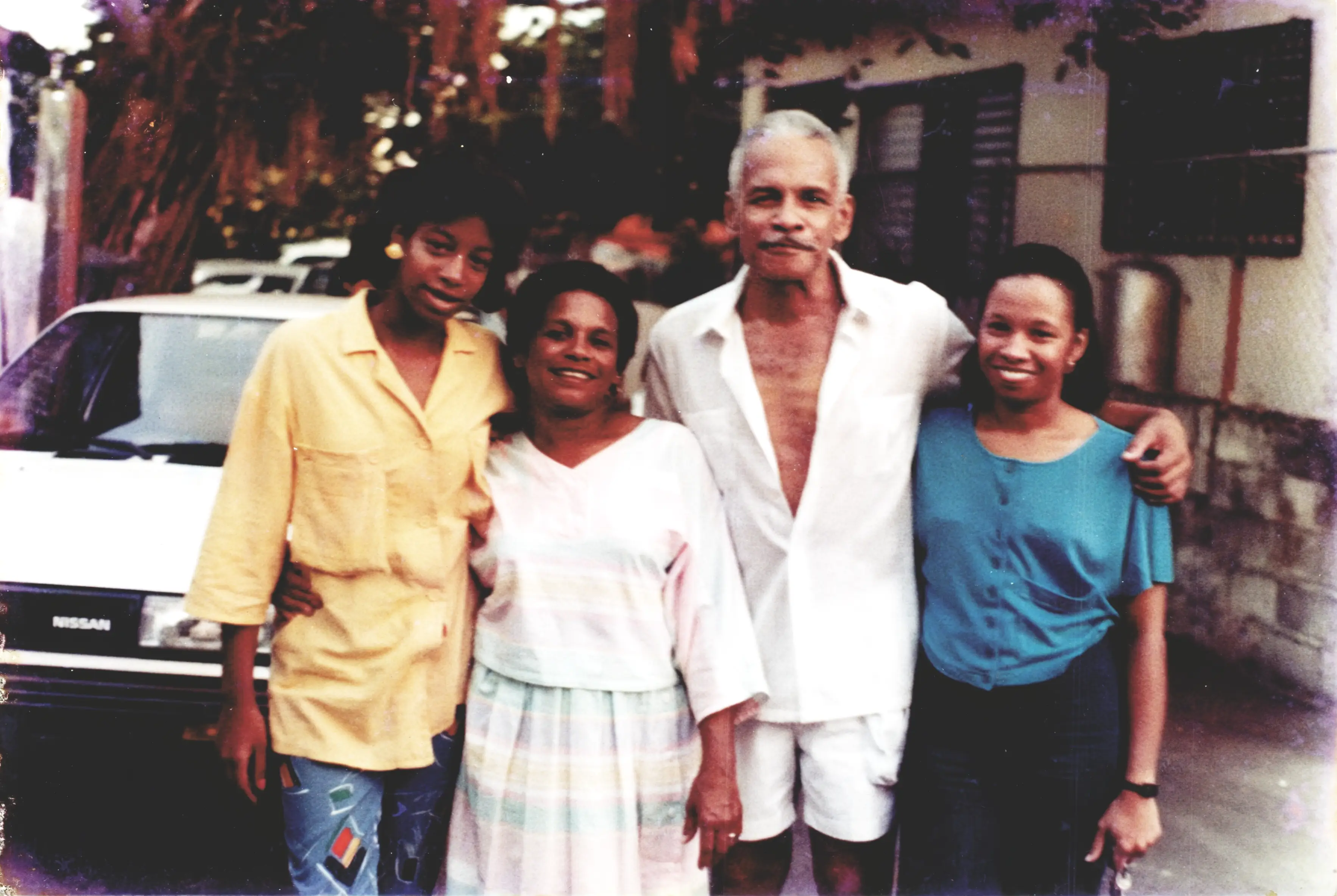 De izquierda a derecha: Lehany Salamán Rivera (nieta), Ivelisse Rivera Rivera (hermana), Ismael Rivera Rivera y Margarita Rivera Fuentes (hija) en el callejón Concordia #2003 con la calle Calma. 1986. Fuente: Archivo de la Fundación Ismael Rivera.