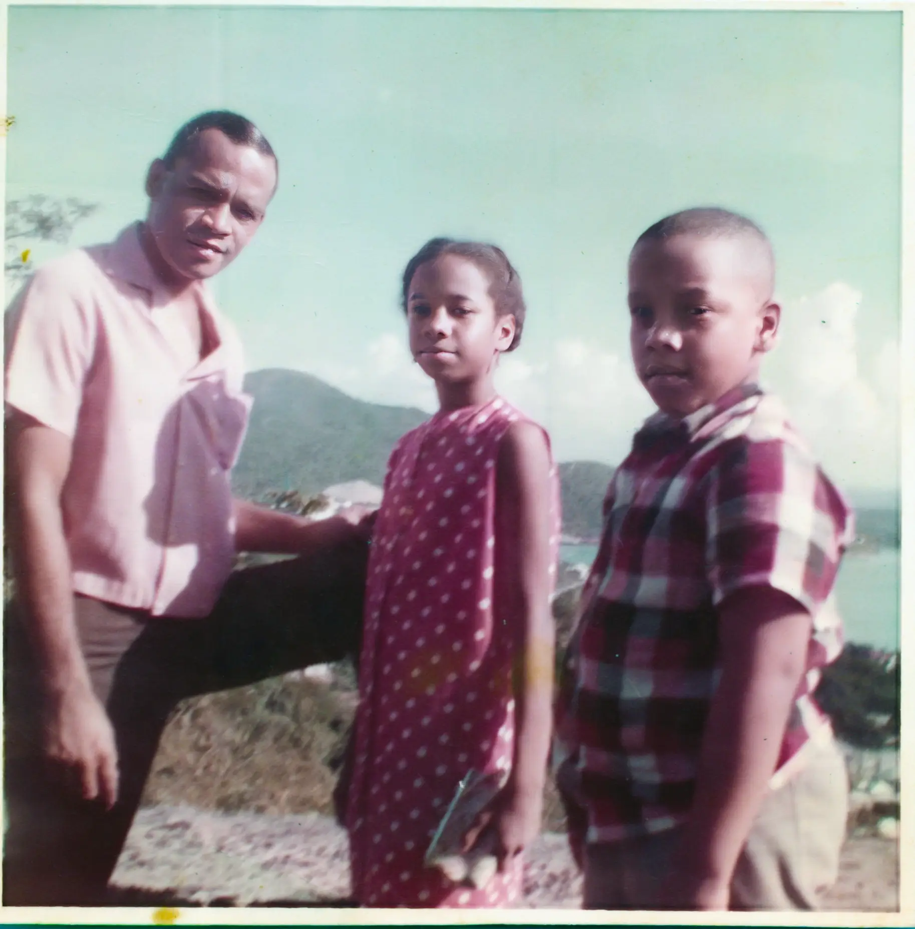 Ismael con sus dos hijos mayores en Saint Thomas. De izquierda a derecha: Ismael Rivera Rivera, Margarita Rivera Fuentes e Ismael Rivera Fuentes. 27 de octubre de 1962. Fuente: Archivo de la Fundación Ismael Rivera. 