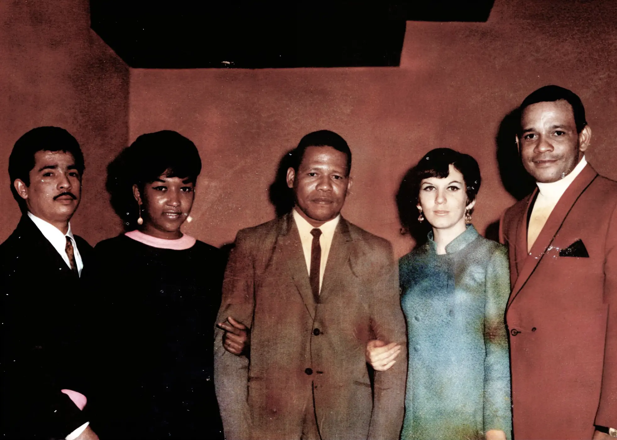 Ismael junto a su pareja y familiares en Nueva York. De izquierda a derecha: Luis (cuñado), Ritita (prima), Diego Rivera Rivera (hermano), Cuchita (pareja) e Ismael Rivera Rivera. Circa 1970s. Fuente: Archivo de la Fundación Ismael Rivera.