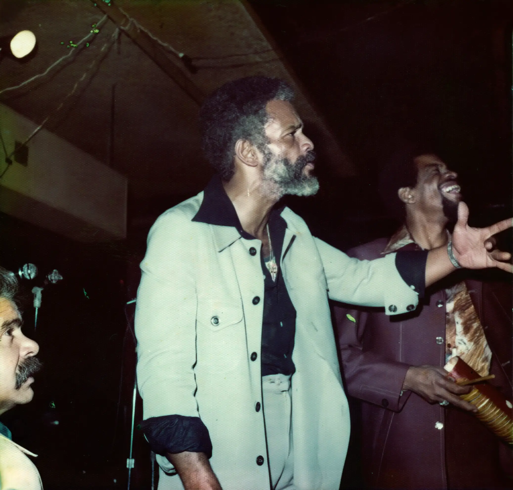 Ismael con su inconfundible traje de noche. Lo acompaña Sammy Ayala con un güiro. Circa 1970s. Fuente: Archivo de la Fundación Ismael Rivera.