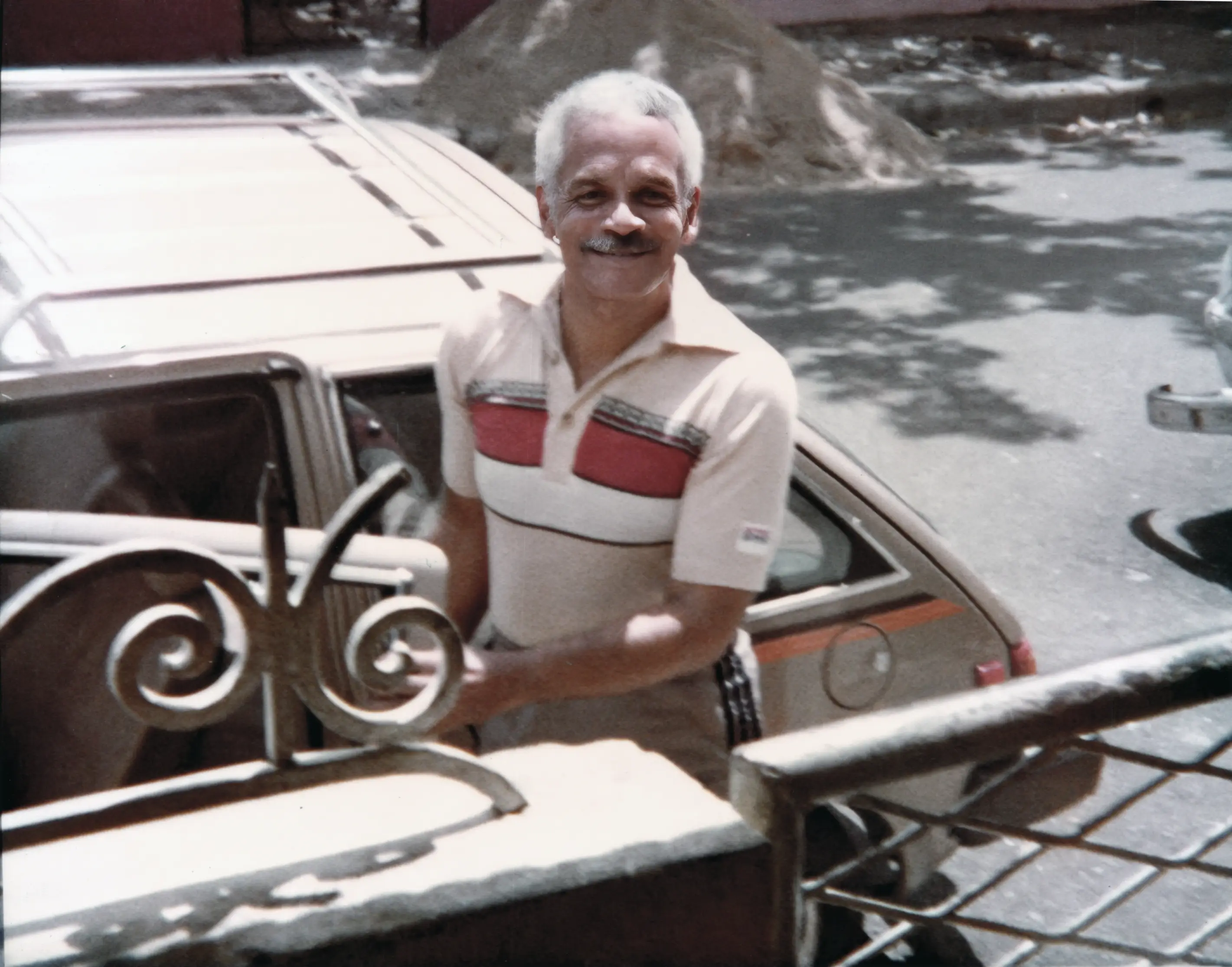 Ismael, con su sonrisa contagiosa, montándose en el carro para coger carretera por Puerto Rico. Marzo 1984. Fuente: Archivo de la Fundación Ismael Rivera.