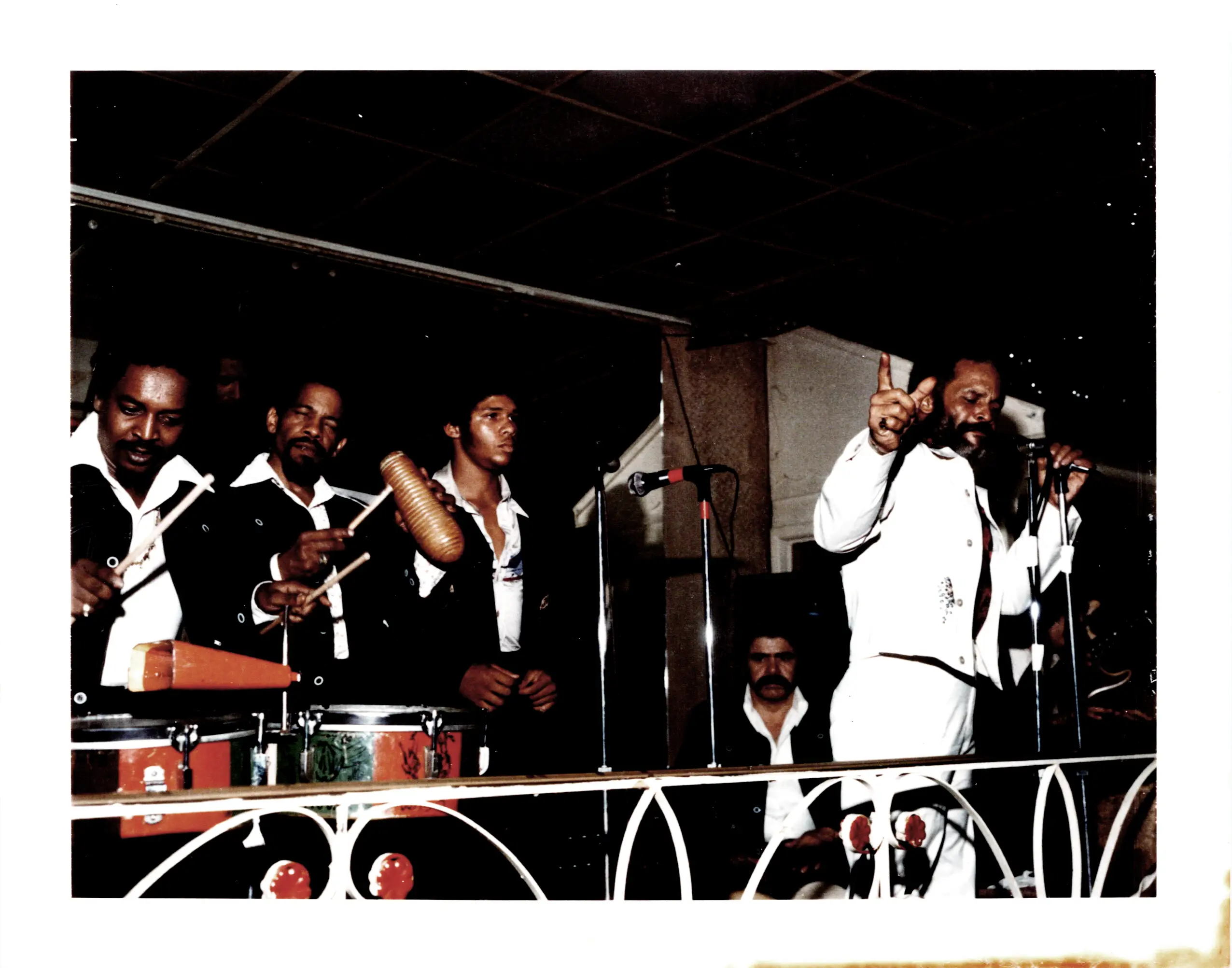 La misma noche, presentándose y marcando la clave. Lo acompañan Los Cachimbos con Riguito en el timbal, Sammy Ayala en el güiro otros músicos en los coros. Circa 1970s. Fuente: Archivo de la Fundación Ismael Rivera.