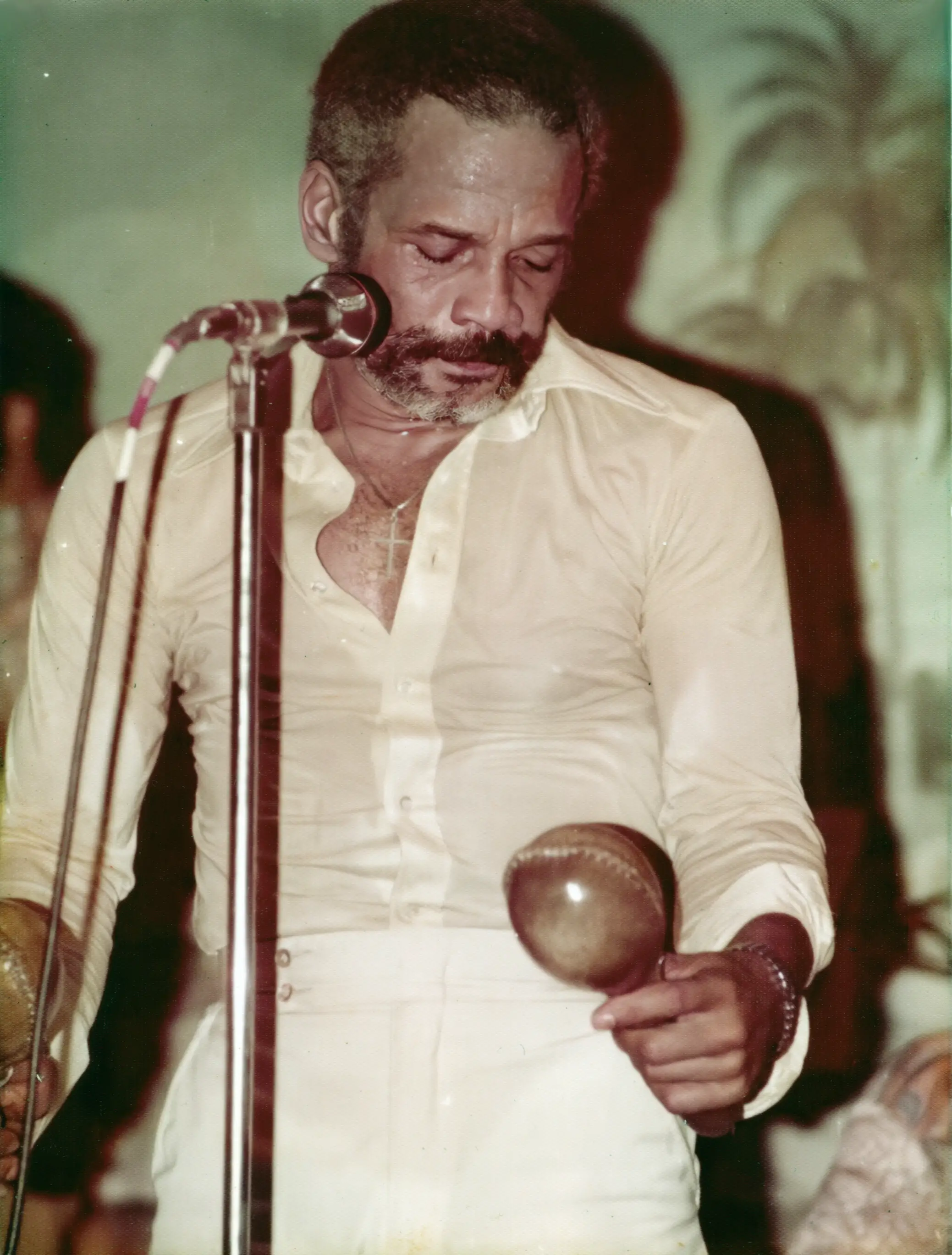 Ismael tocando en vivo con la camisa transparentada por el sudor. En sus manos toca las maracas que están en exhibición en la Casa Museo Ismael Rivera. Circa 1970s. Fuente: Archivo de la Fundación Ismael Rivera.