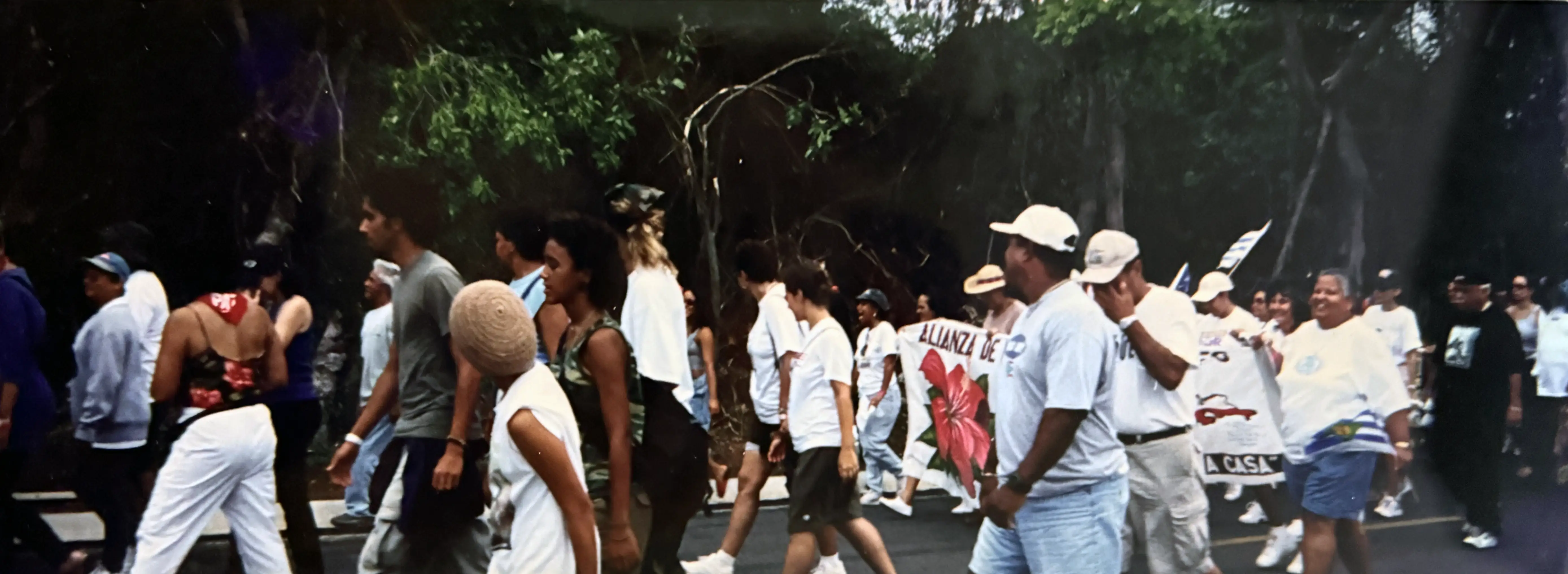 Una de las muchas marchas desde la Plaza Pública de Vieques hasta los portones de las áreas restringidas (suministrada por la Alianza de Mujeres Viequenses).