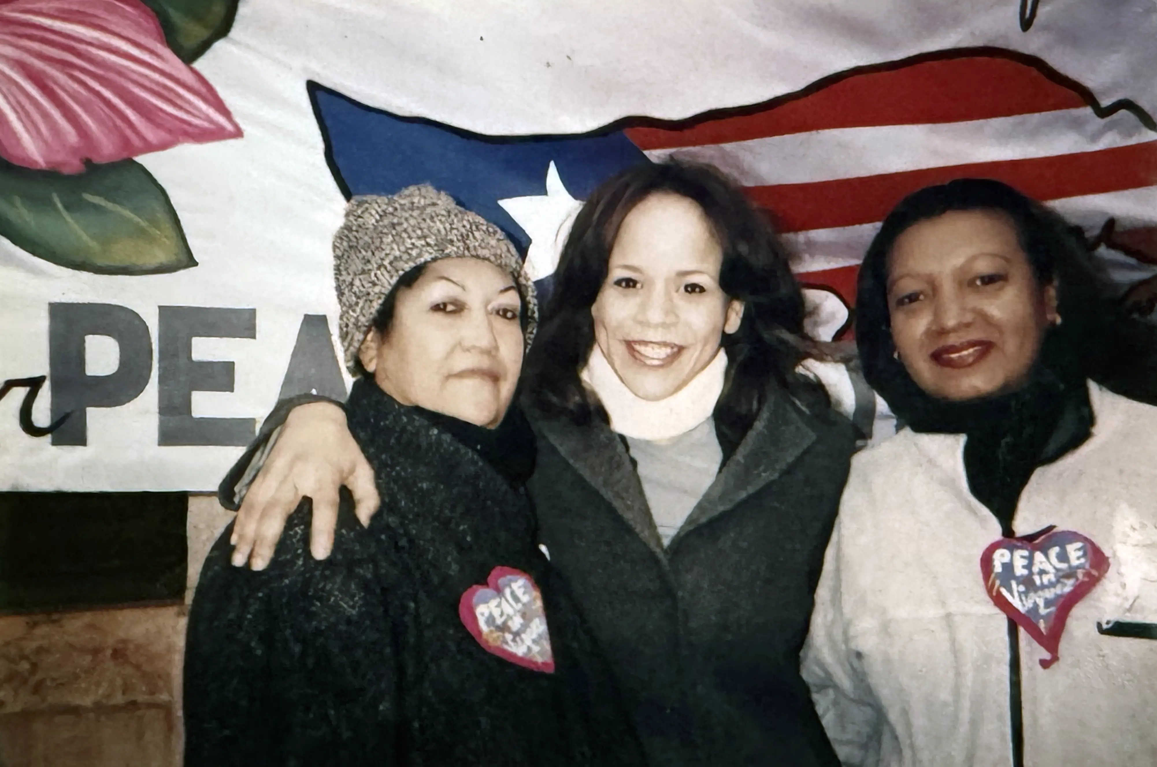 Lucy Maldonado y Gladys Rivera Cintrón acompañando en solidaridad a Rosie Pérez en su juicio por hacer desobediencia civil en contra de las prácticas militares y bombardeo en Vieques  (2000, suministrada por la Alianza de Mujeres Viequenses).
