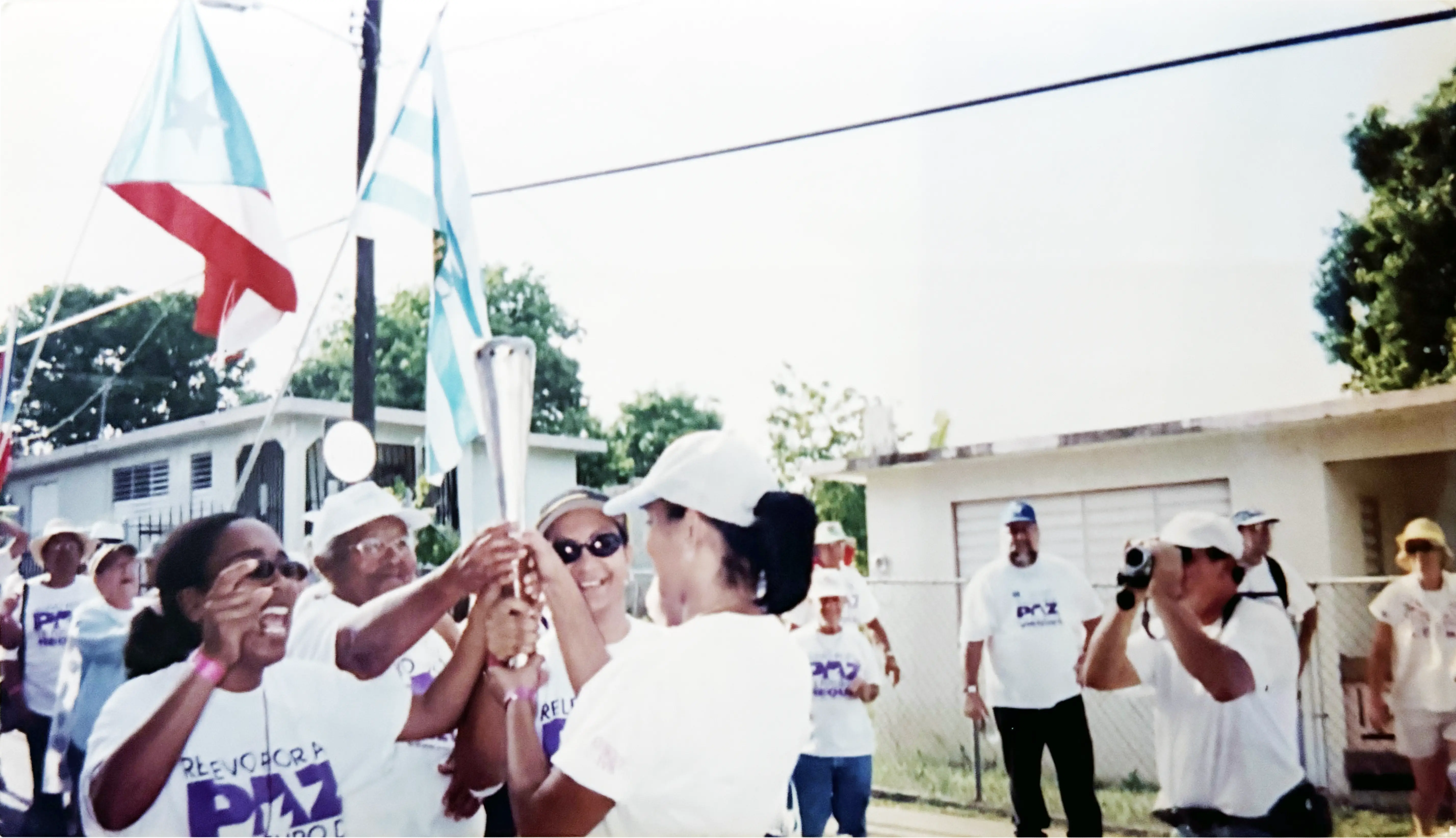 Pase intergeneracional en el Relevo por la Paz entre Judith Conde,  Doña Paúl, Miriam “Chiquita” Sobá  y Luisita Peterson. A la extrema derecha está Andres, videógrafo de la lucha y a la izquierda Mister Ruiz (Gordi), maestro luchador de Vieques (suministr