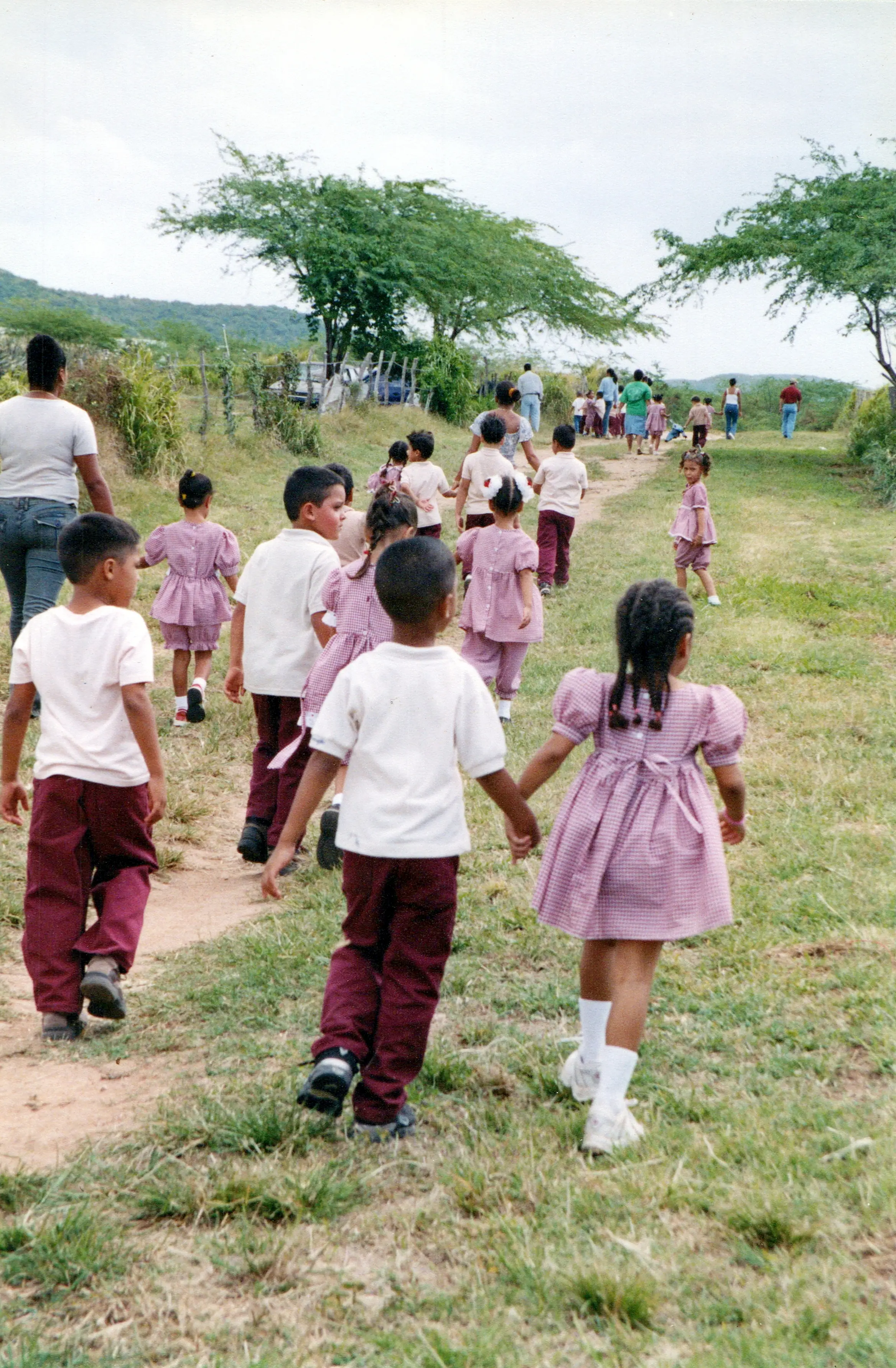 Excursión de niñes para conocer proyecto en el espacio en que ahora es la finca agroecológica Colmena Cimarrona. (2003, foto por Deevah Meléndez)