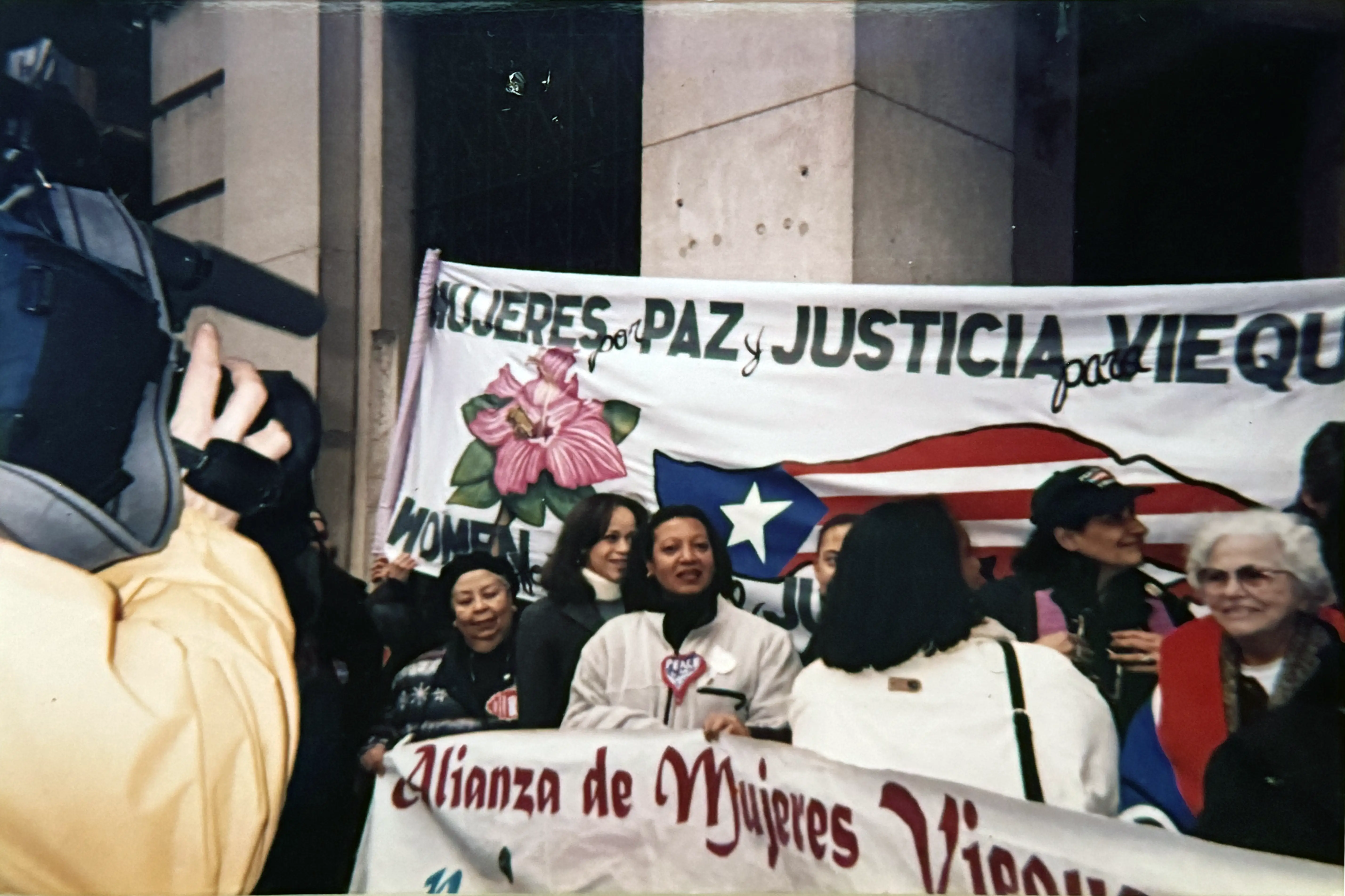 Manifestación en solidaridad con Rosie Pérez luego de su arresto por hacer desobediencia civil en contra del bombardeo en Vieques (2000, suministrada por la Alianza de Mujeres Viequenses).