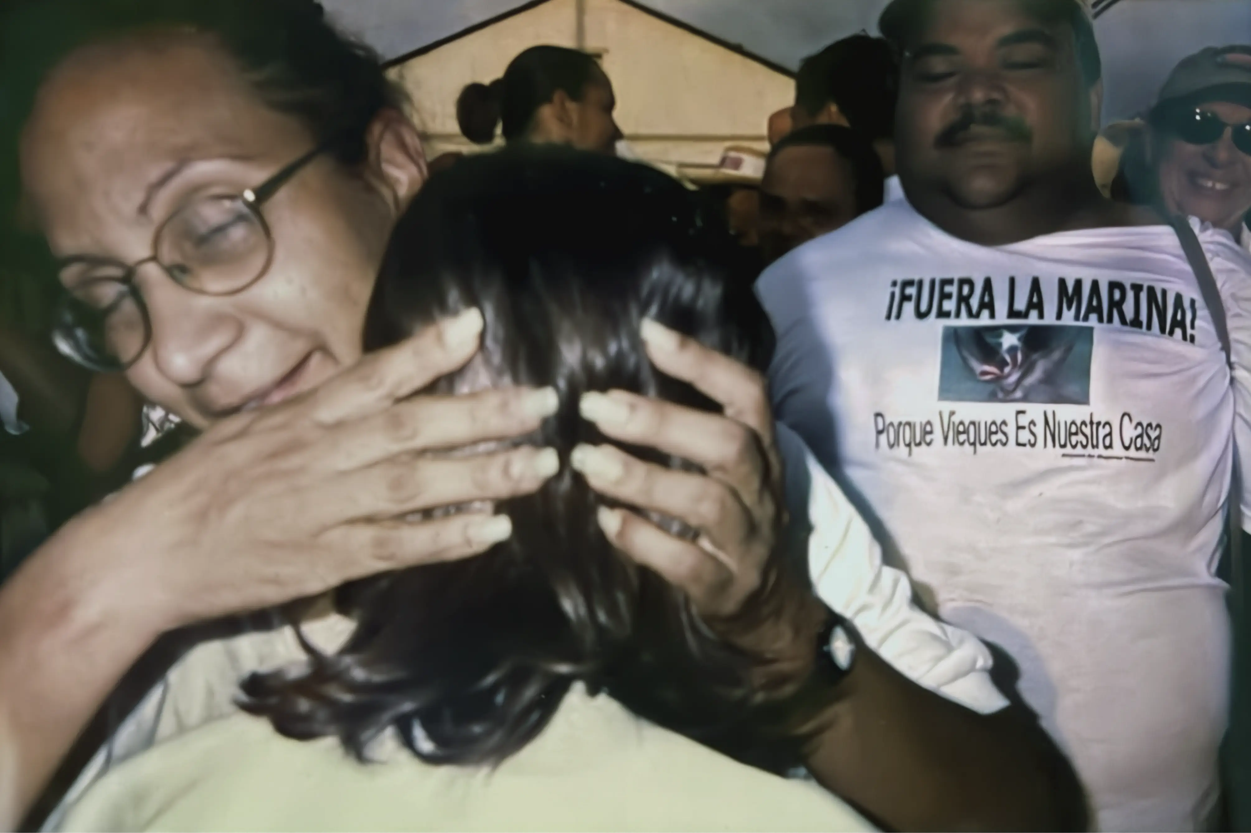 Abrazo entre Charleen y su madre, Miriam “Chiquita” Sobá, en su reencuentro en Vieques luego de ser arrestada y llevada a Ceiba junto a otros compañeros el 4 de mayo del 2000 (2000, suministrada por la Alianza de Mujeres Viequenses). 