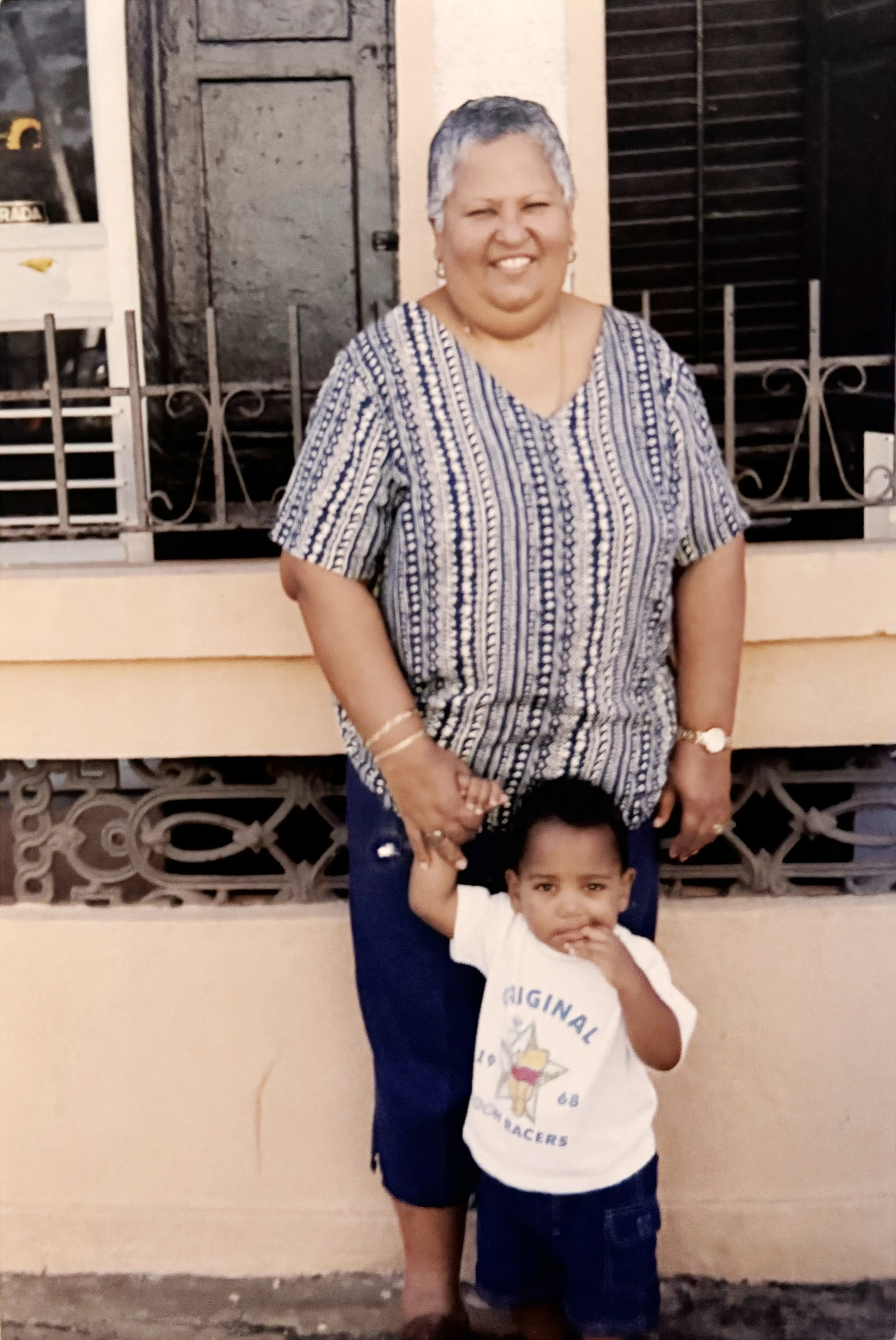 Zaida Ivette Torres Rodriguez junto a su nieto y primer niño nacido en la sala de parto de Vieques por la que luchó la Alianza de Mujeres Viequenses. (2003, foto por Deevah Meléndez)