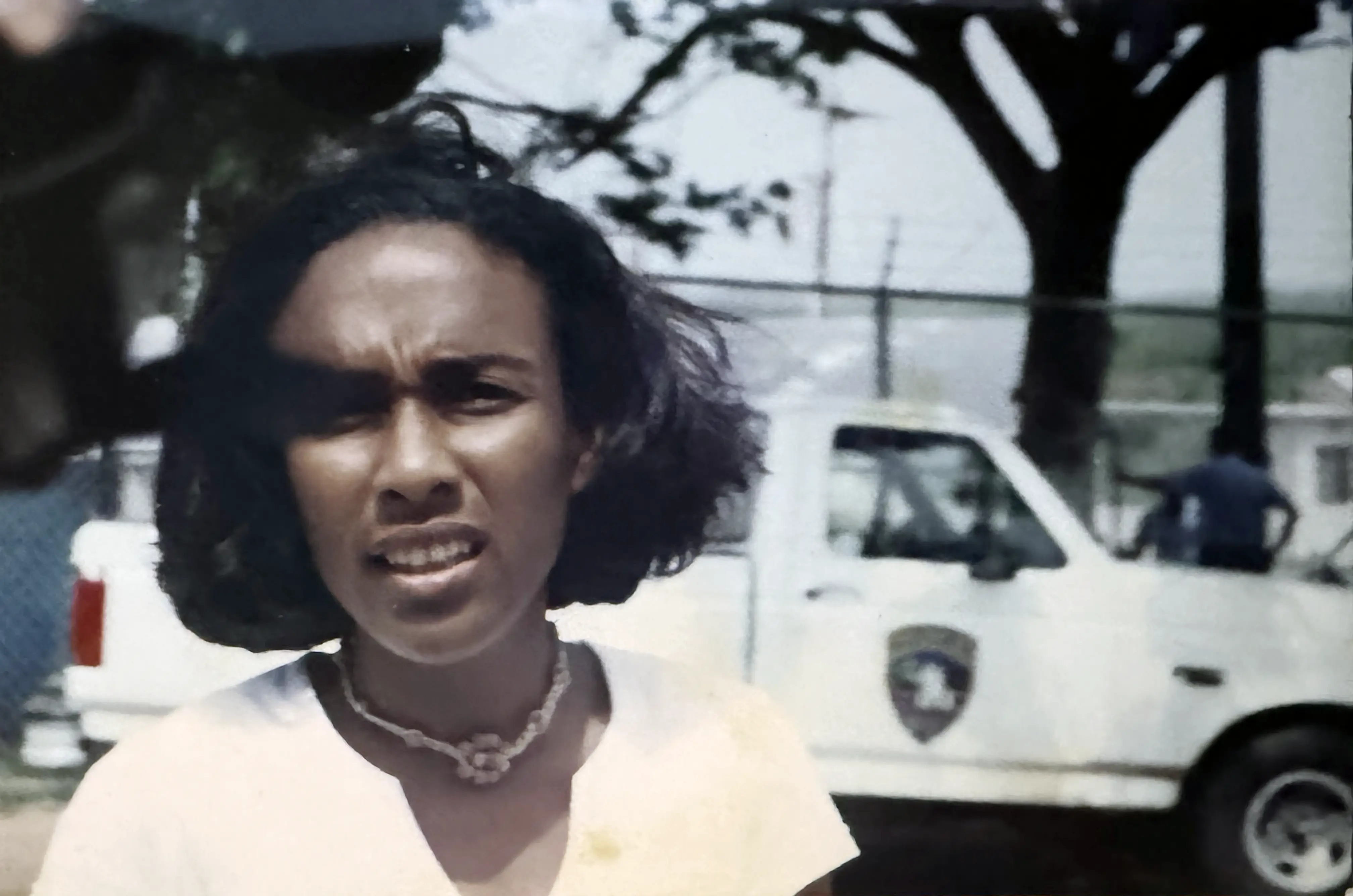 Judith Conde en entrevista en el lugar en que estuvo el Campamento Justicia y Paz luego de los arrestos del 4 de mayo declarando que el gobierno de Puerto Rico iba a necesitar mucho dinero para pagar el despliegue de policías porque ellos (viequenses) iban