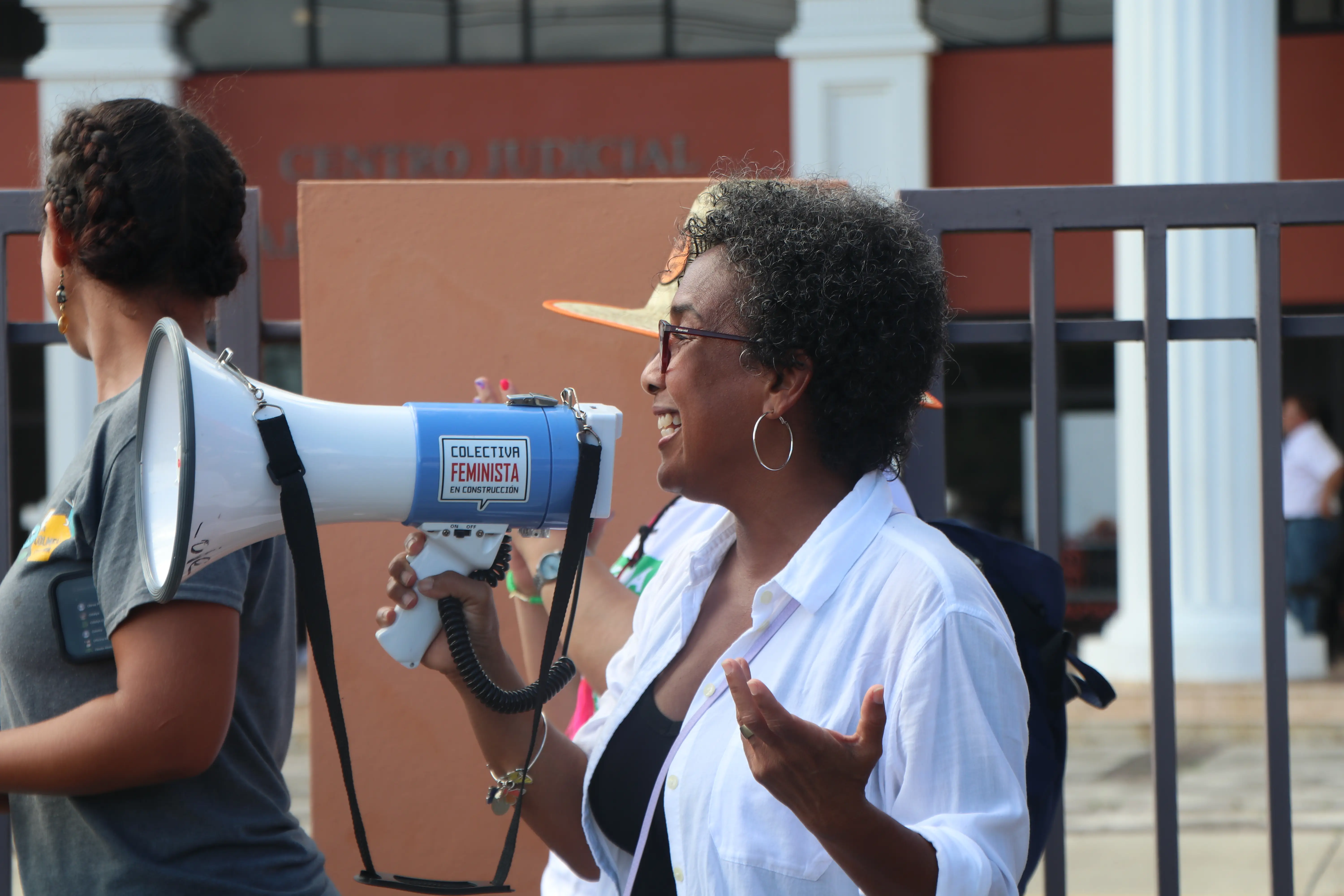 Judith Conde consignando durante la manifestación en solidaridad con Katherine Martínez Medina durante su citación a una Regla 6. (2023, foto de Revista étnica)